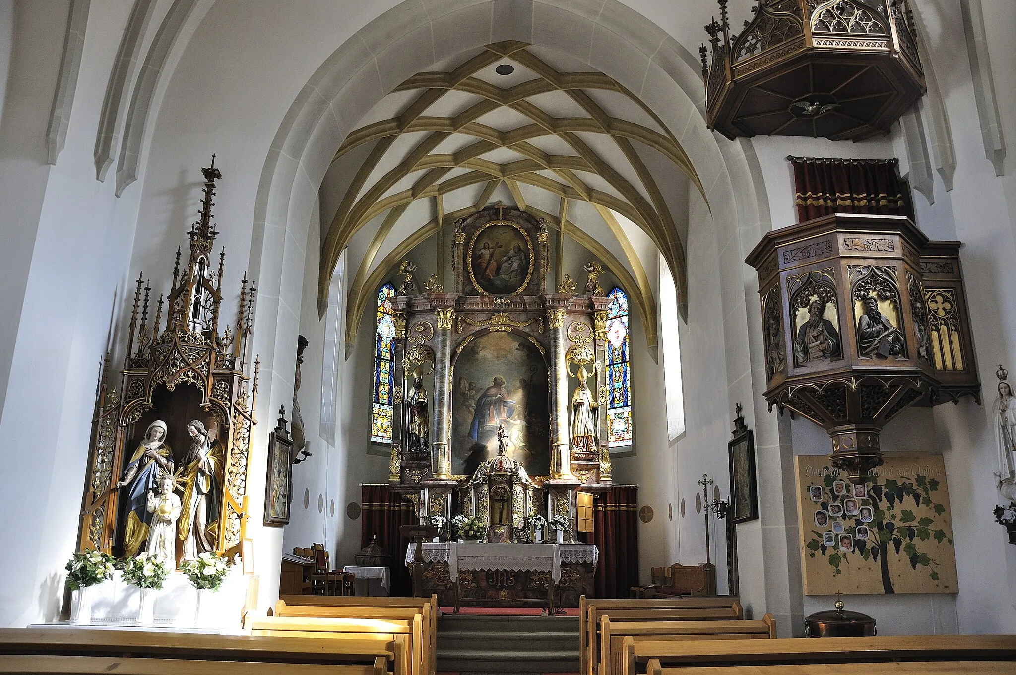 Photo showing: Kath. Pfarrkirche hl. Konrad mit Friedhofsfläche; Chor mit Netzrippengewölbe; Barocker Hochaltar