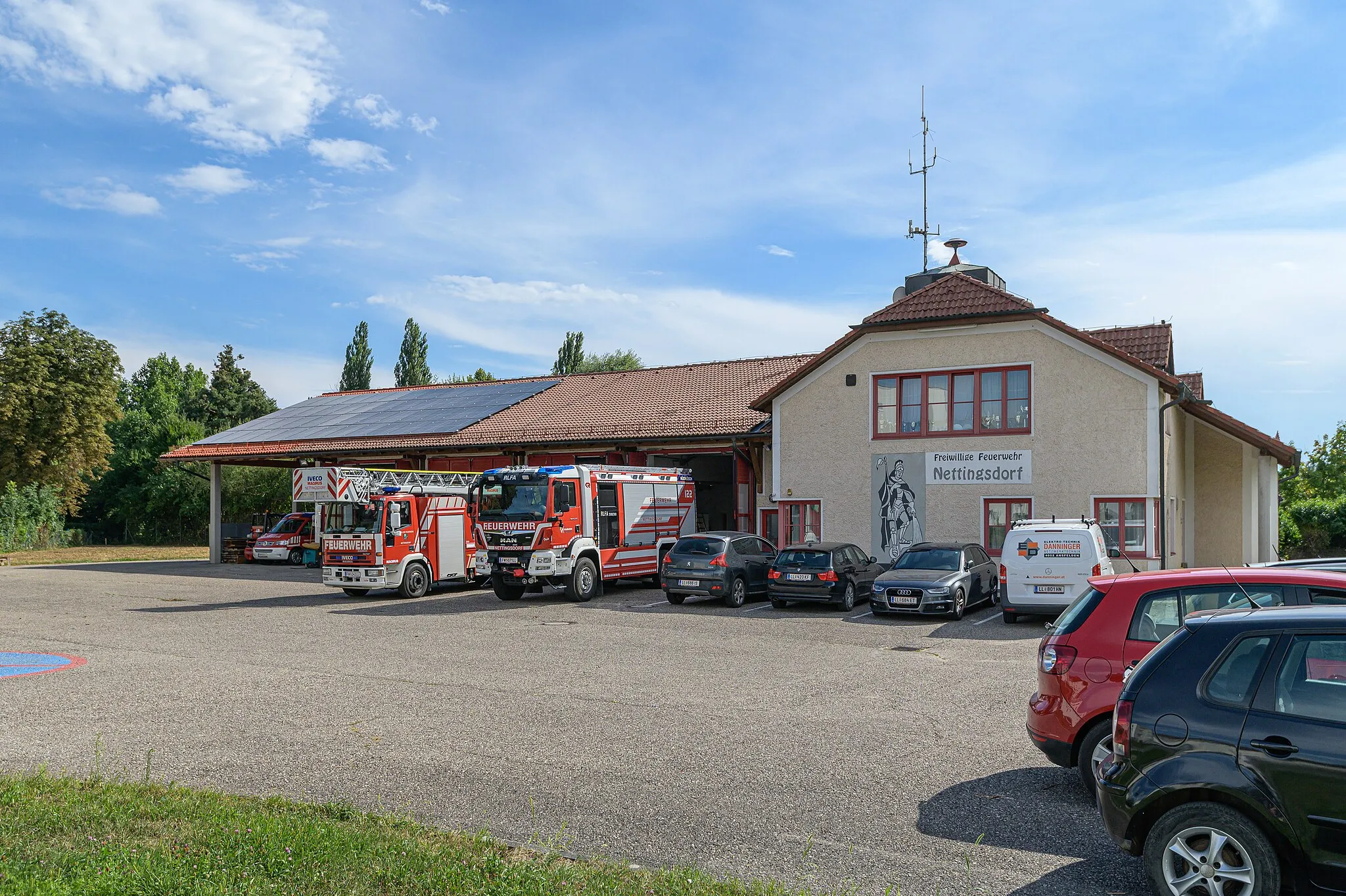 Photo showing: Auf dem gemeindegebiet von Ansfelden gibt es 4 Feuerwehren. Eine davon ist die Freiwillige Feuerwehr  Nettingsdorf. Das Feuerwehrhaus steht in der Katastralgemeinde Kremsdorf.