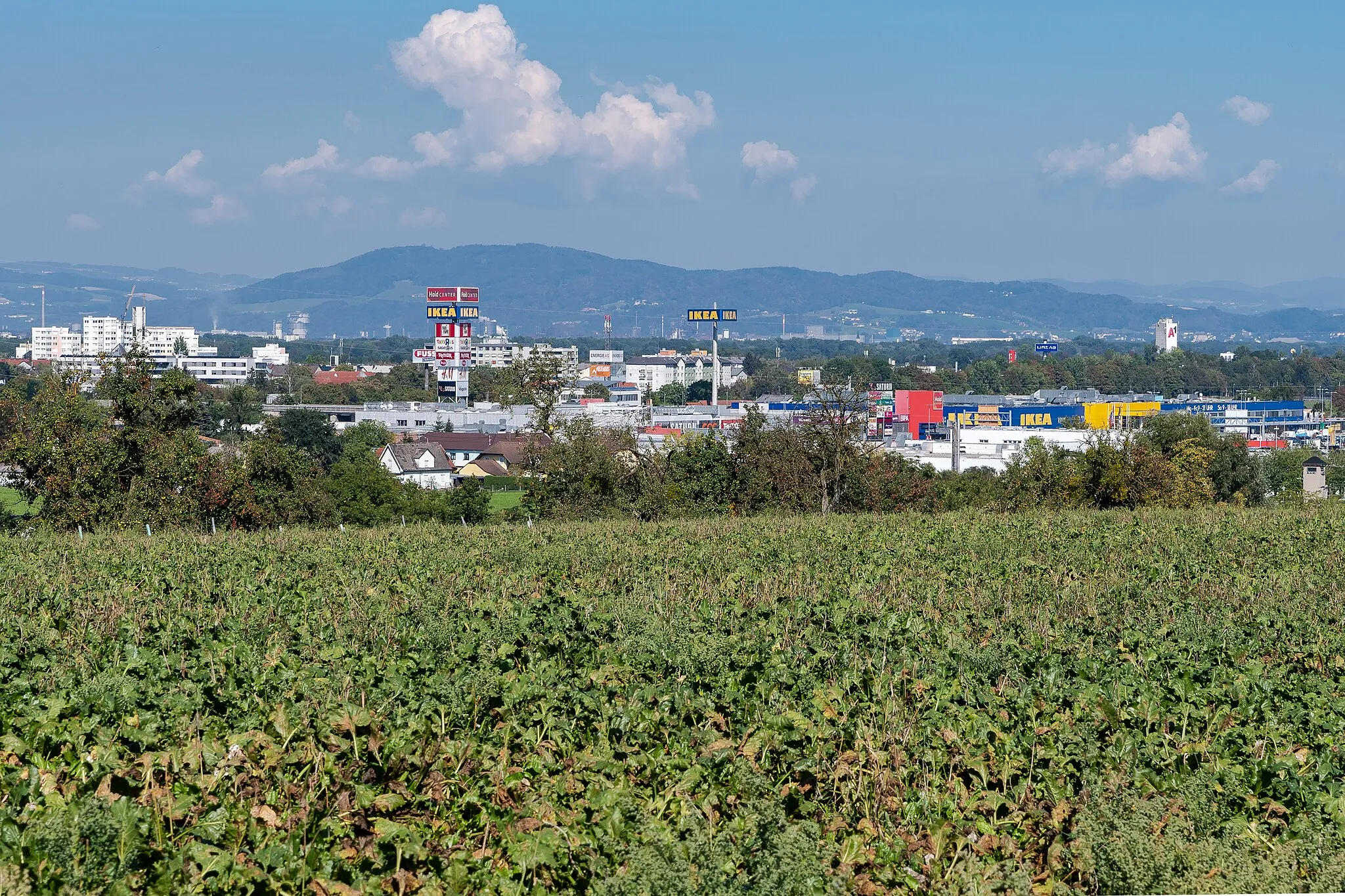 Photo showing: Ansfelden, Ortsteil Haid, gesehen von der Mayr-zu-Berg-Straße in Berg an der Krems
