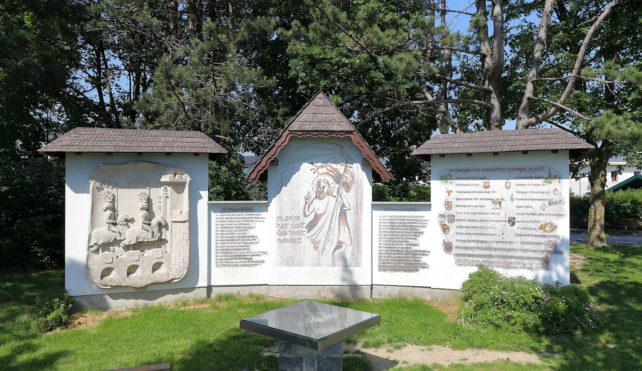 Photo showing: Denkmal nächst der Landwirtschaftsschule (gegenüber Höhenstraße 1) in der oberösterreichischen Stadtgemeinde Vöcklabruck. Das Denkmal entstand 1991 nach einer Idee von Franz Bucar, der es auch gestaltete.