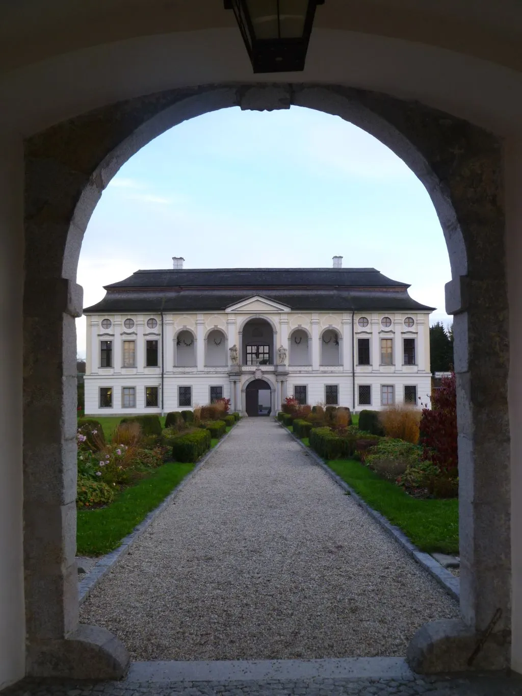 Photo showing: Schloss_Hohenbrunn Blick_durch_das_Torstöckl