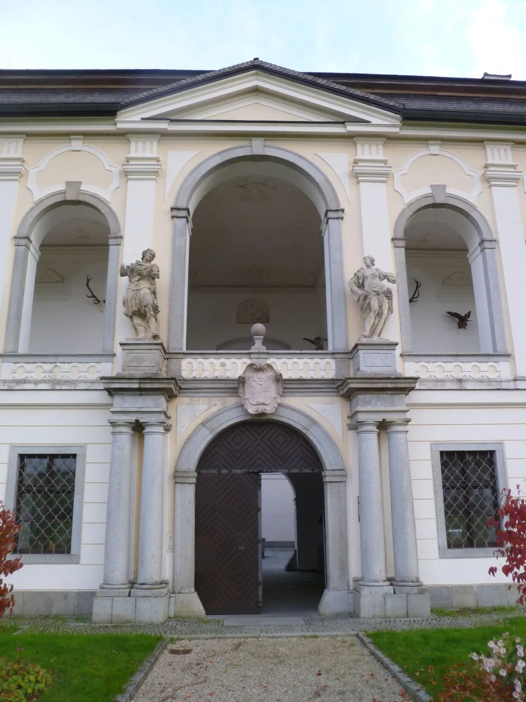 Photo showing: Schloss_Hohenbrunn Eingangsportal