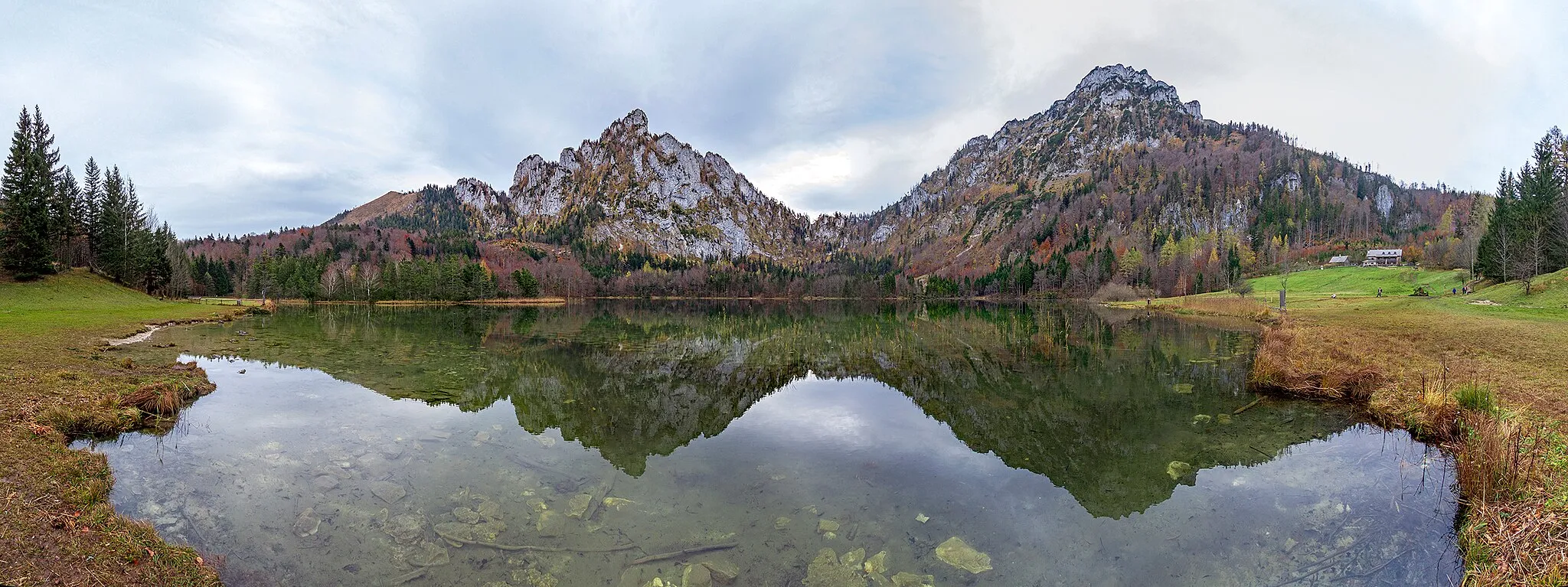 Photo showing: Autumnal panoramic view of the Laudachsee lake, with the Katzenstein (1349 m) and the Traunstein (1691 m) in the background.