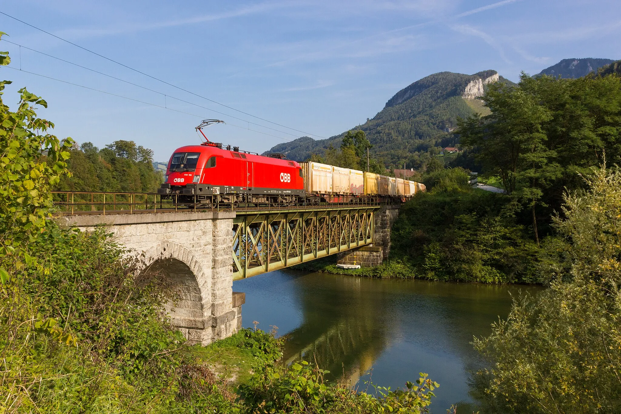 Photo showing: ÖBB 1116-102 driving northwards over the Trattenbach-bridge with a train consisting of wood containers.