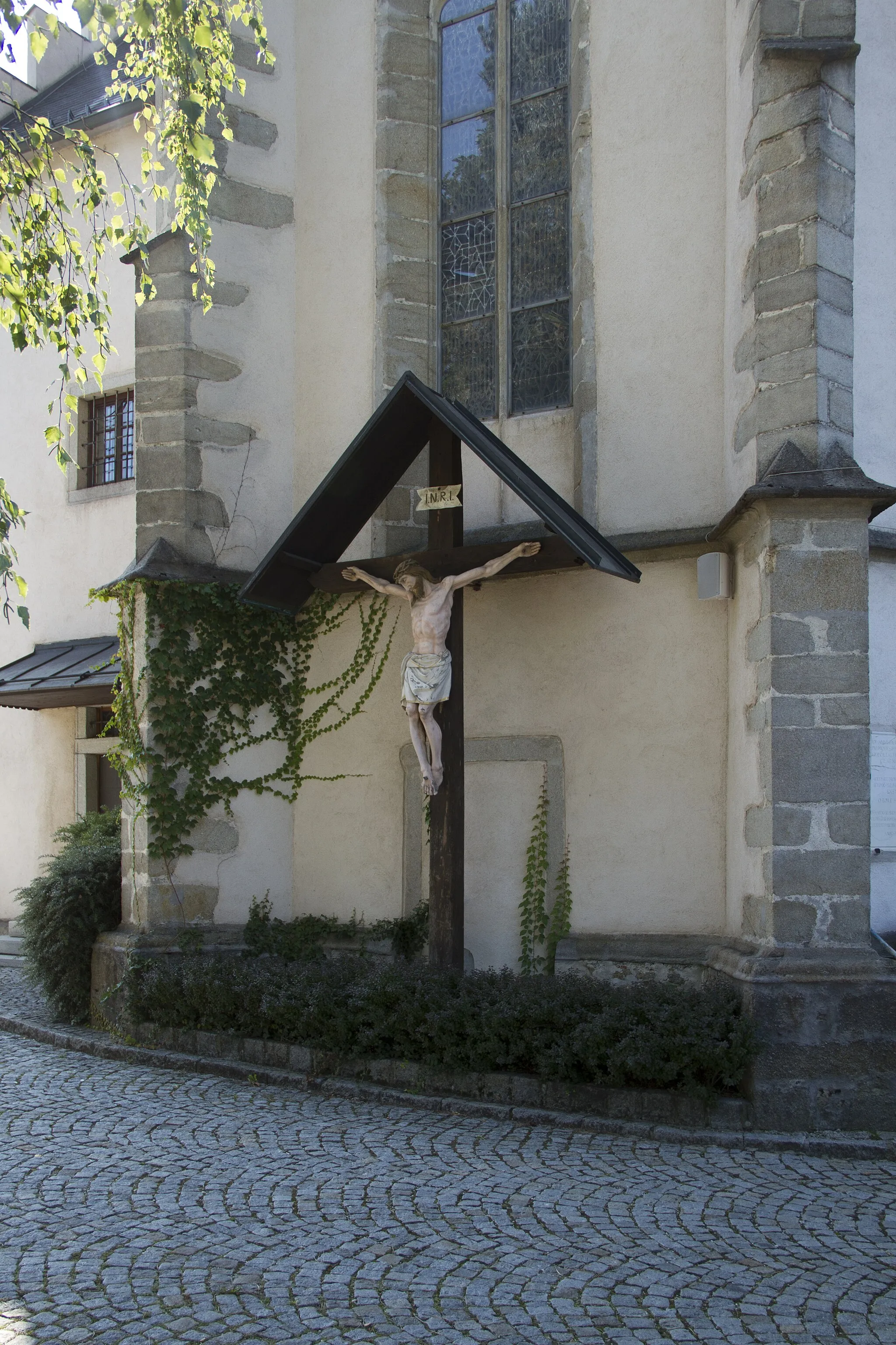 Photo showing: Kath. Pfarrkirche Hl. Philipp und Jakob, Kreuz an der Rückseite, Schwertberg