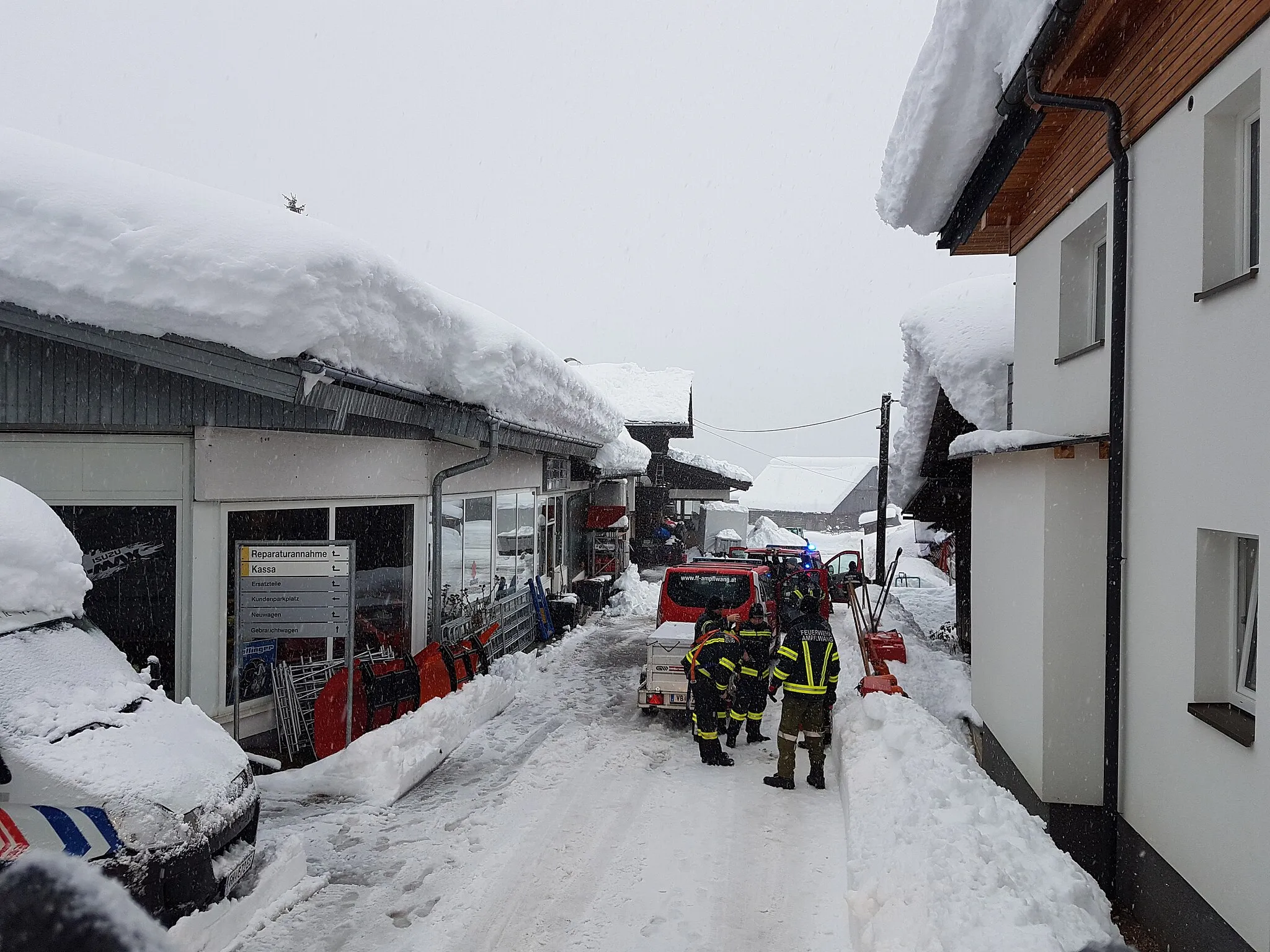 Photo showing: Eine Katastrophendiensteinheit der Feuerwehren aus dem Bezirk Vöcklabruck rückt nach Gosau aus um die Ortsfeuerwehren im Kampf gegen die großen Schneemengen zu unterstützen