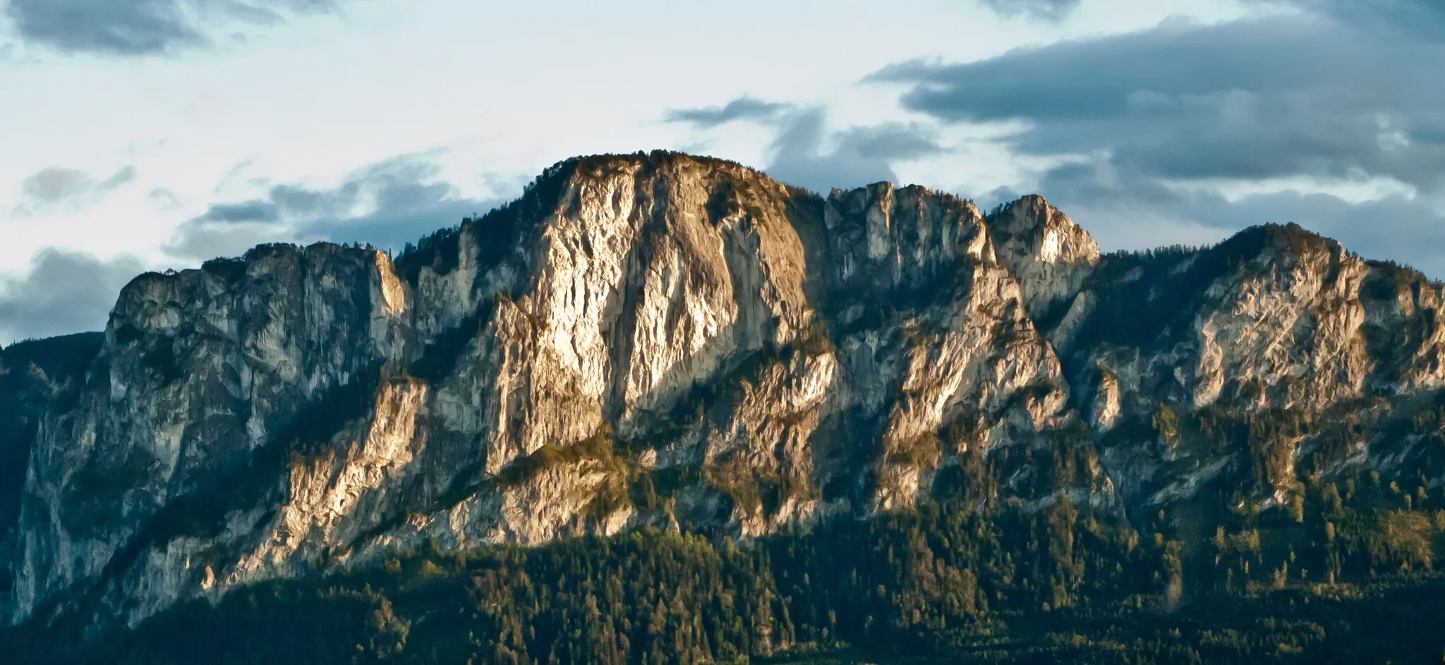 Photo showing: The "Drachenwand" viewed from Mondsee.