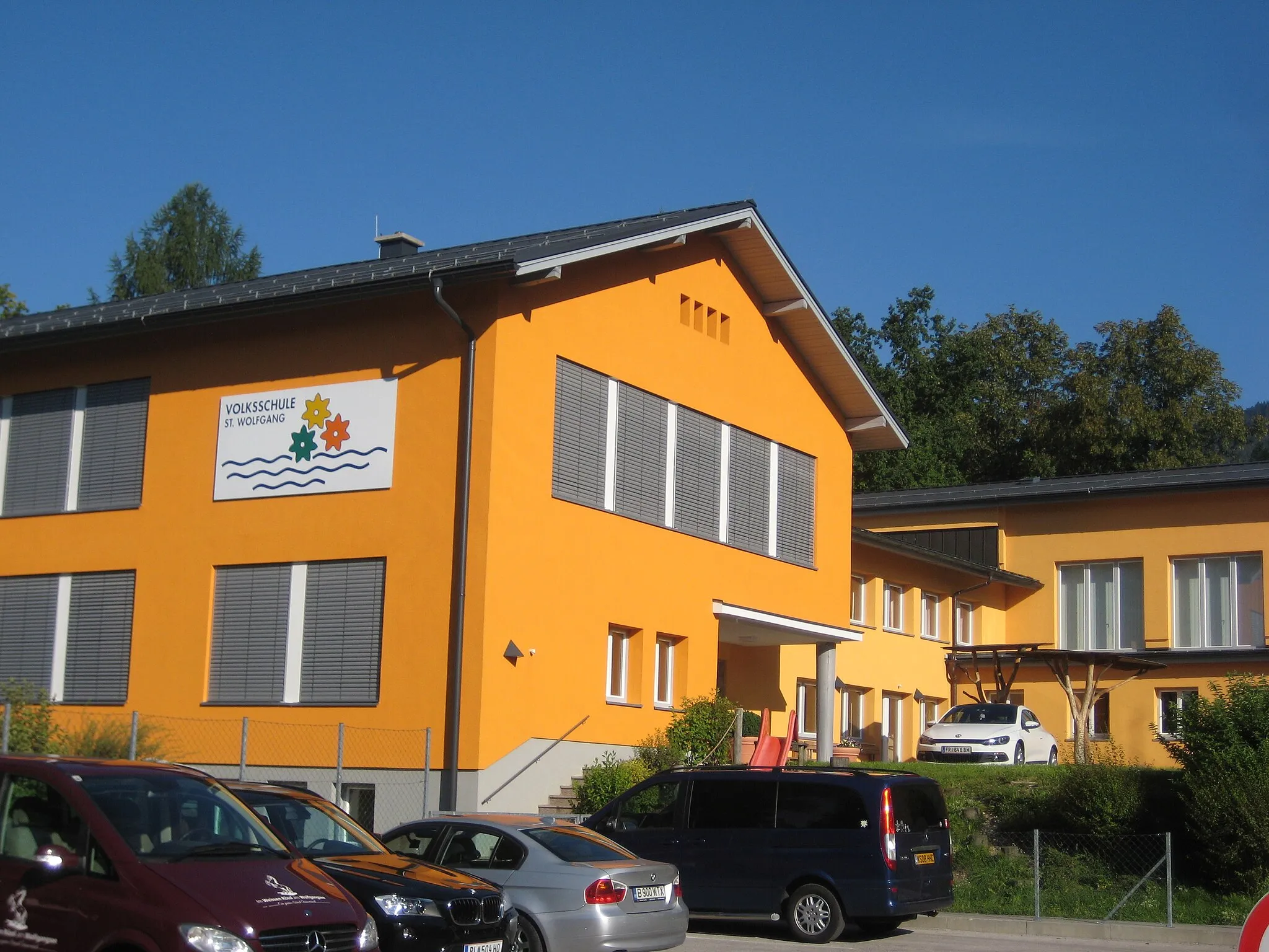 Photo showing: Volksschule und Festsaal