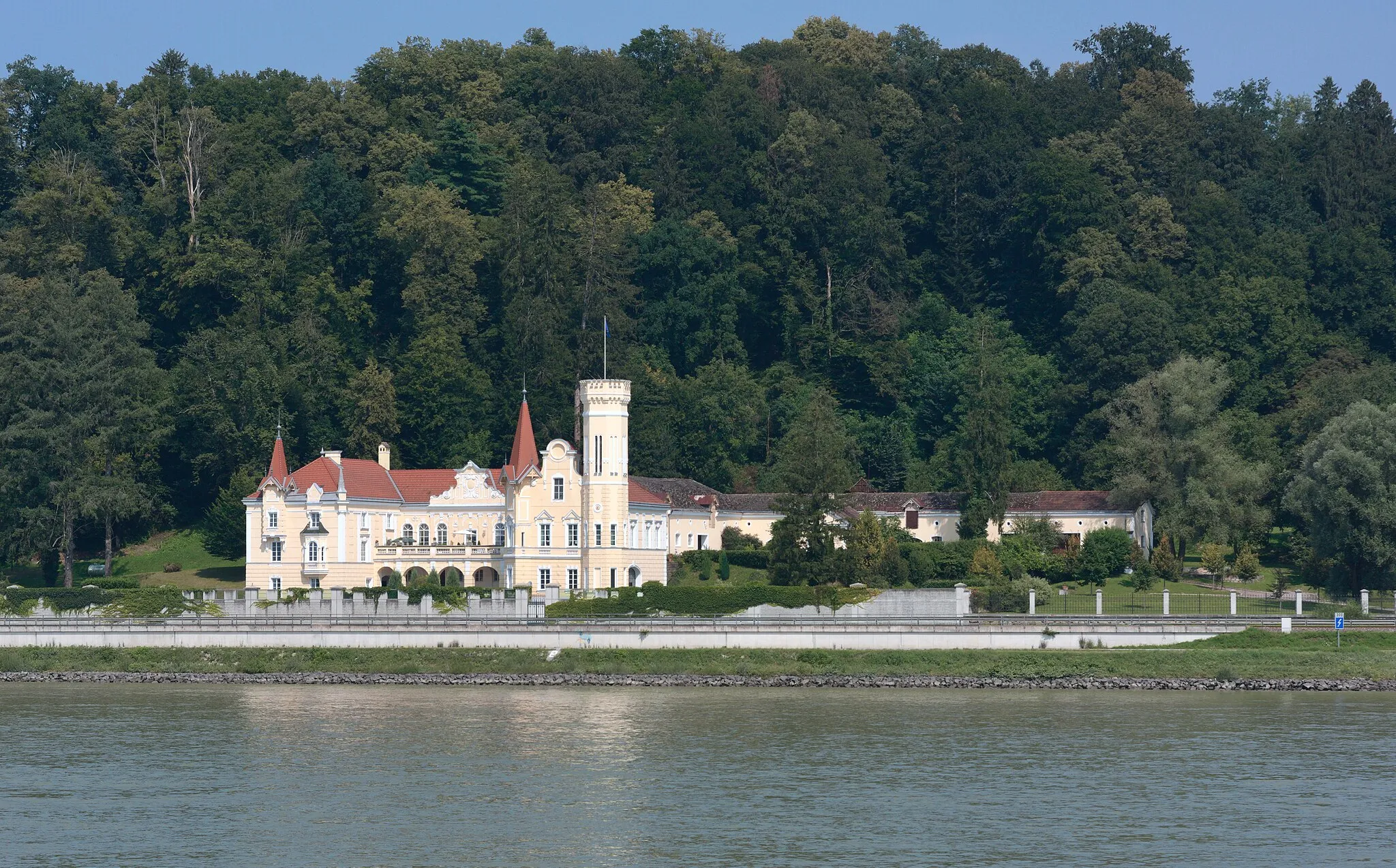 Photo showing: The south face of Castle Dornach near Dornach in municipality Saxen in Upper Austria, Austria