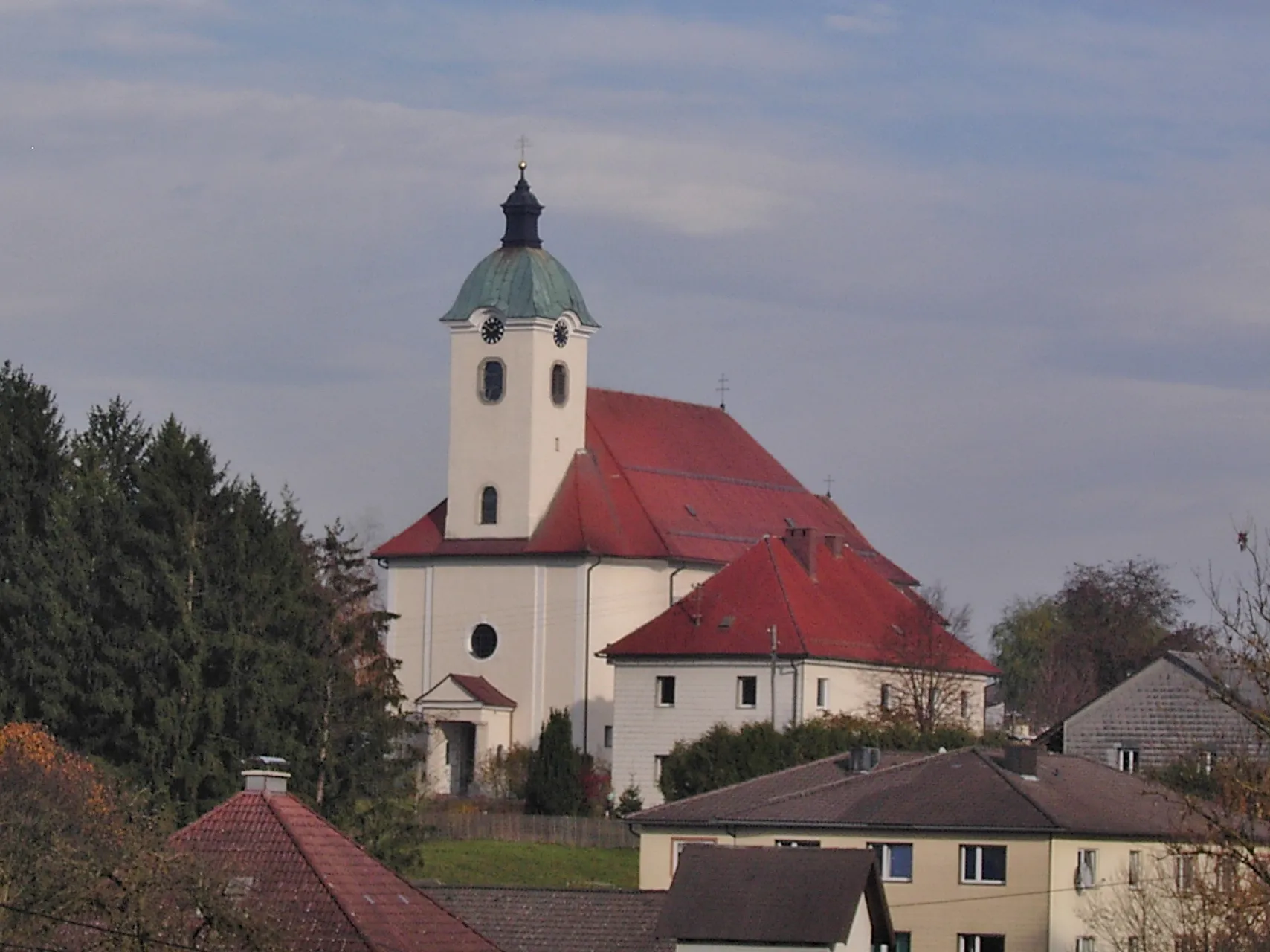 Photo showing: Schiedlberg Kath.Pfarrkirche Mariä Verkündigung Kirchenplatz