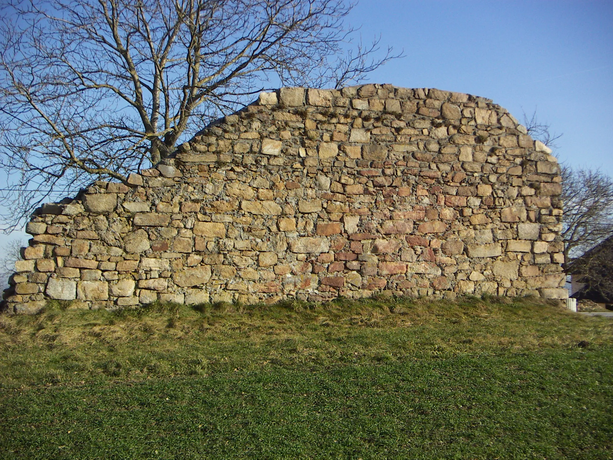 Photo showing: The photograph shows the ruin wall of a former roman-catholic church on a hill called "Frankenberg" (mountain of the Franks) in the community of Langenstein, Austria. This ruin is a monument that reminds to the extermination of approx. 300 protestants who fled into this church by Upper Austrian state troops on May 12, 1636.

This media shows the protected monument with the number 21475 in Austria. (Commons, de, Wikidata)