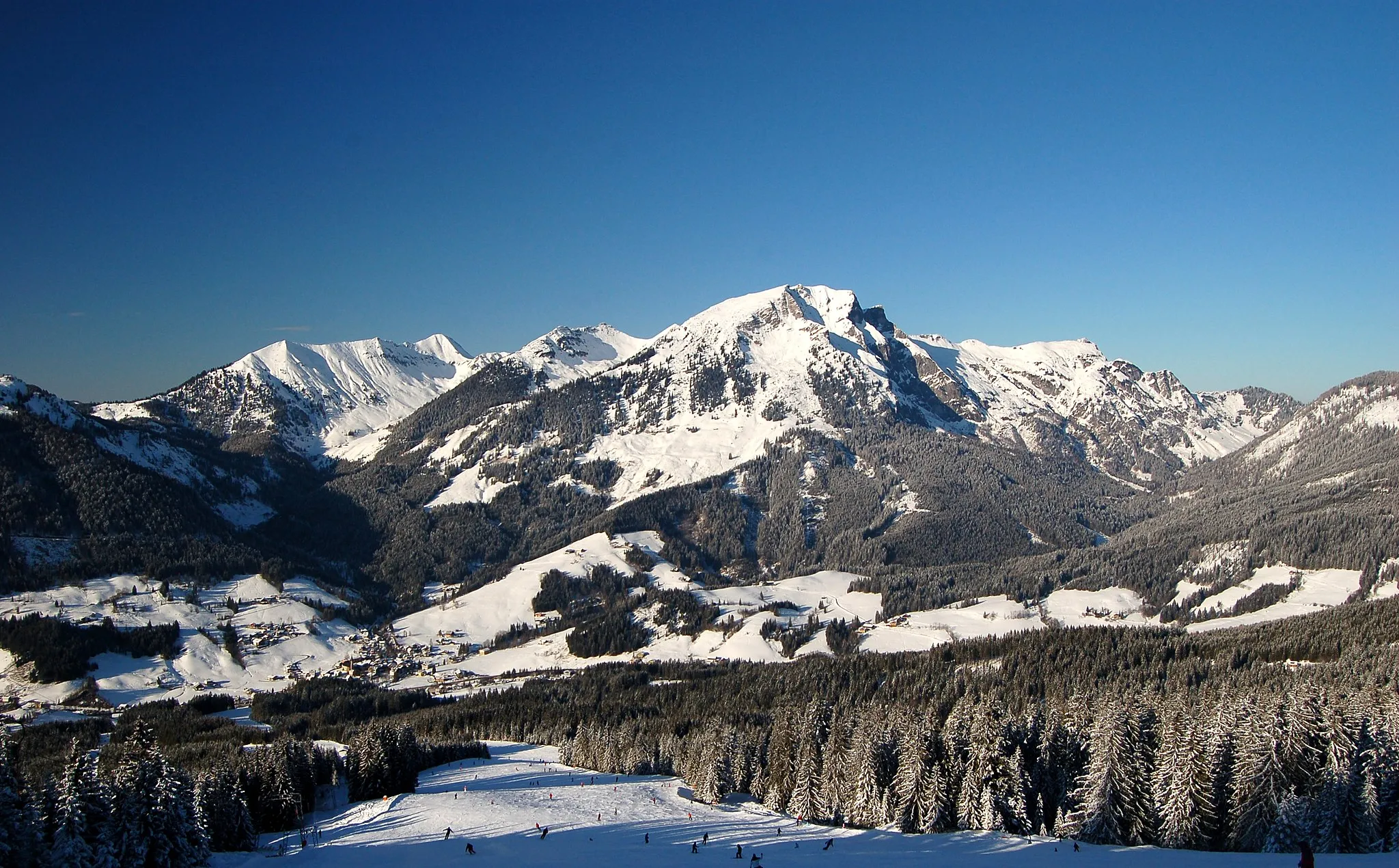 Photo showing: Gamsfeld (2027m), a mountain in the Osterhorngruppe in Salzburg, Austria. Seen from just under the top of Hornspitz (1433m) to the north. f.l.t.r.: Moosbergriedel (1788m), Braunedlkogel (1894m), Rinnbergsattel; Schmalztrager (1889m), Gamsfeld (2027m), Wilder Jäger (1824m).
Down in the valley Russbach am Pass Gschütt.