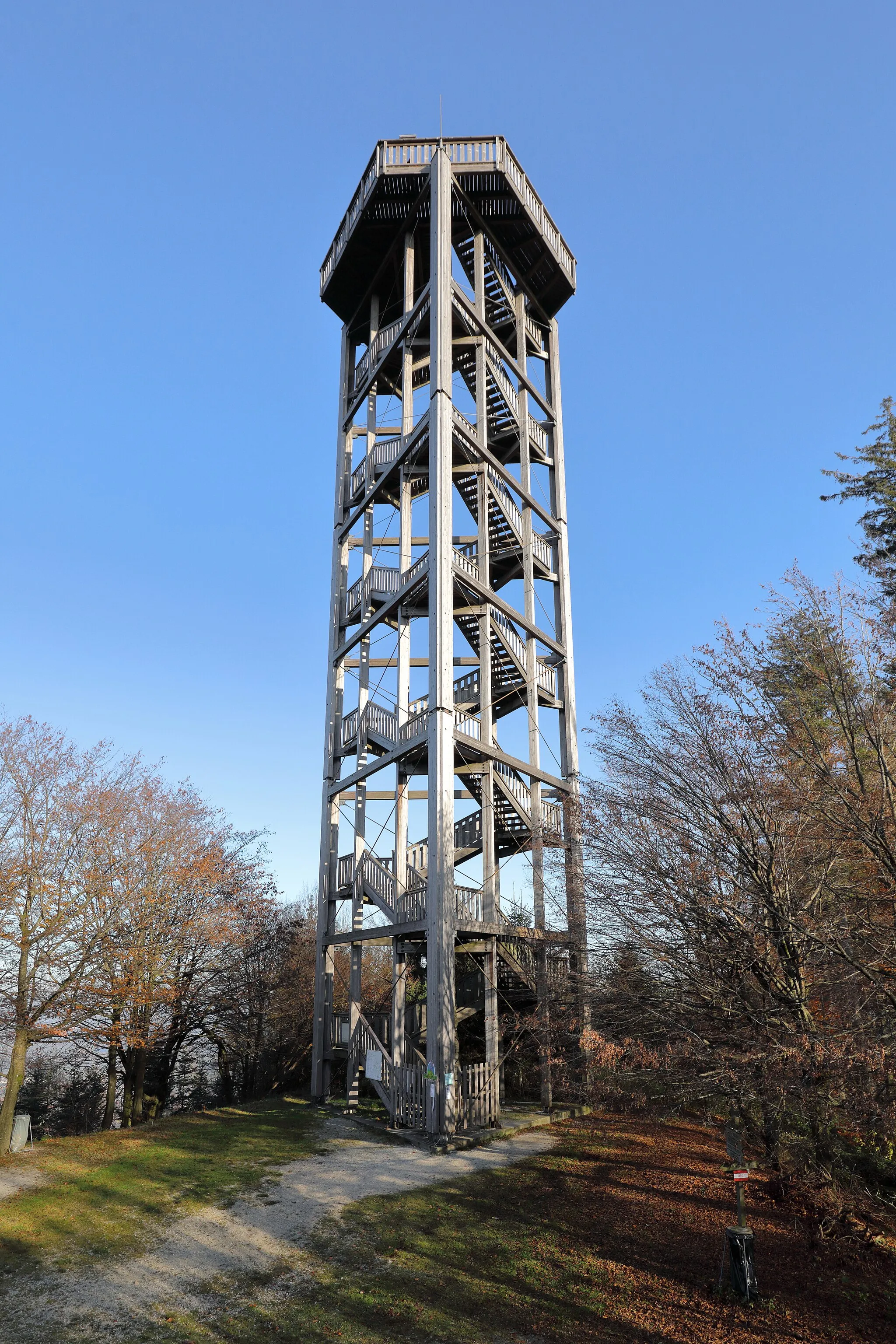 Photo showing: Aussichtsturm Luisenhöhe in der oberösterreichischen Gemeinde Haag am Hausruck. Die 32 Meter hoch Holzkonstruktion auf 720 Meter Höhe wurde 2005 errichtet. Nach dem Erklimmen von 198 Stufen hat man einen Rundblick über das Inn- und Hausruckviertel, den Böhmerwald und an klaren Tagen bis zum Ötscher, Dachsteinmassiv und Untersberg.