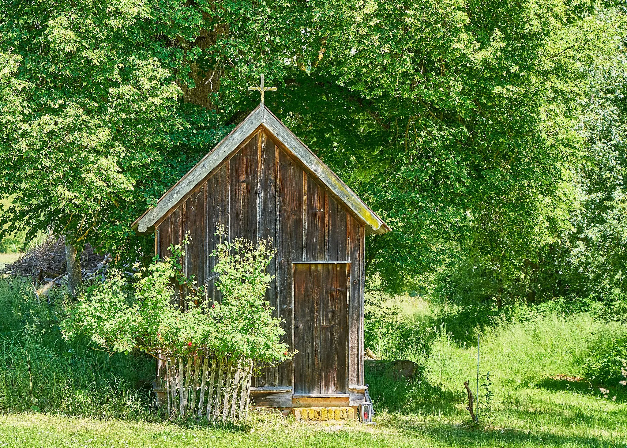 Photo showing: Hofkapelle, polygonal schließender Holzbau mit blechgedecktem Satteldach, frühes 19. Jahrhundert; mit Ausstattung