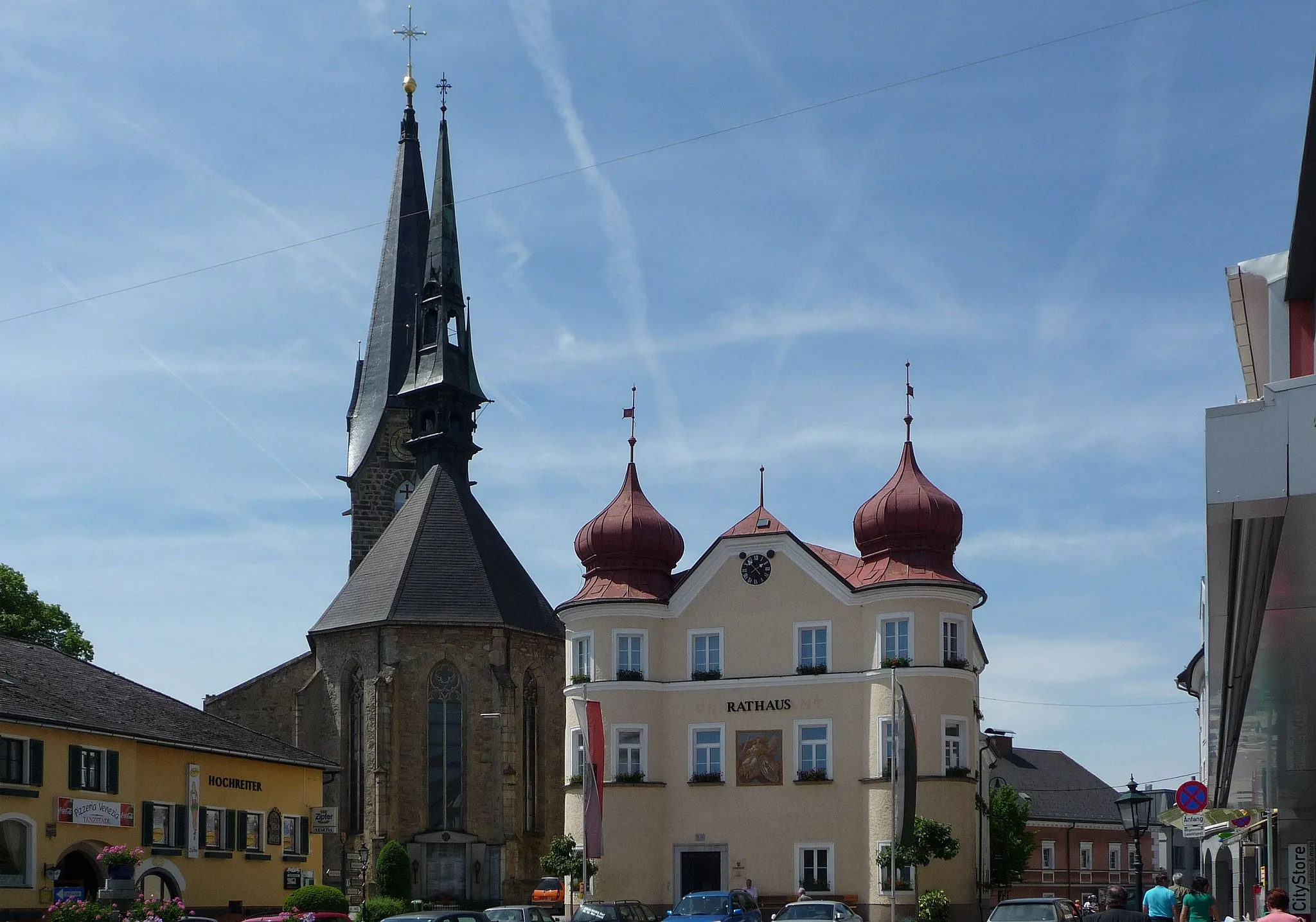 Photo showing: Parish Church and city hall in Bad Leonfelden