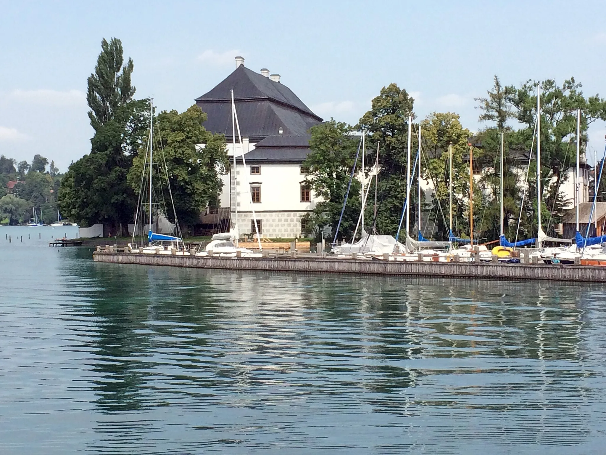 Photo showing: Marina Schörfling on the Attersee, and the castle of Kammer.