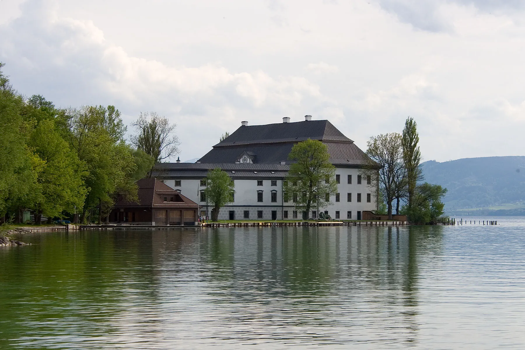Photo showing: Blick auf Schloss Kammer von der Uferpromenade Seewalchen

This media shows the protected monument with the number 37478 in Austria. (Commons, de, Wikidata)