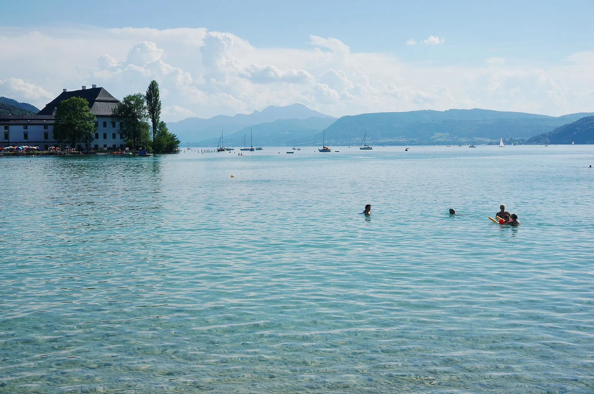 Photo showing: Lake Attersee in Upper Austria with castle Kammer behind.