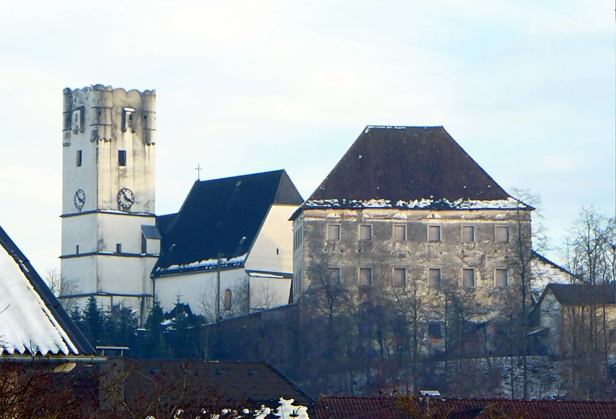 Photo showing: Arbing in Oberösterreich. Schlossanlage von Westen. Schlossturm (nun Kirchturm) und Palasgebäude.
