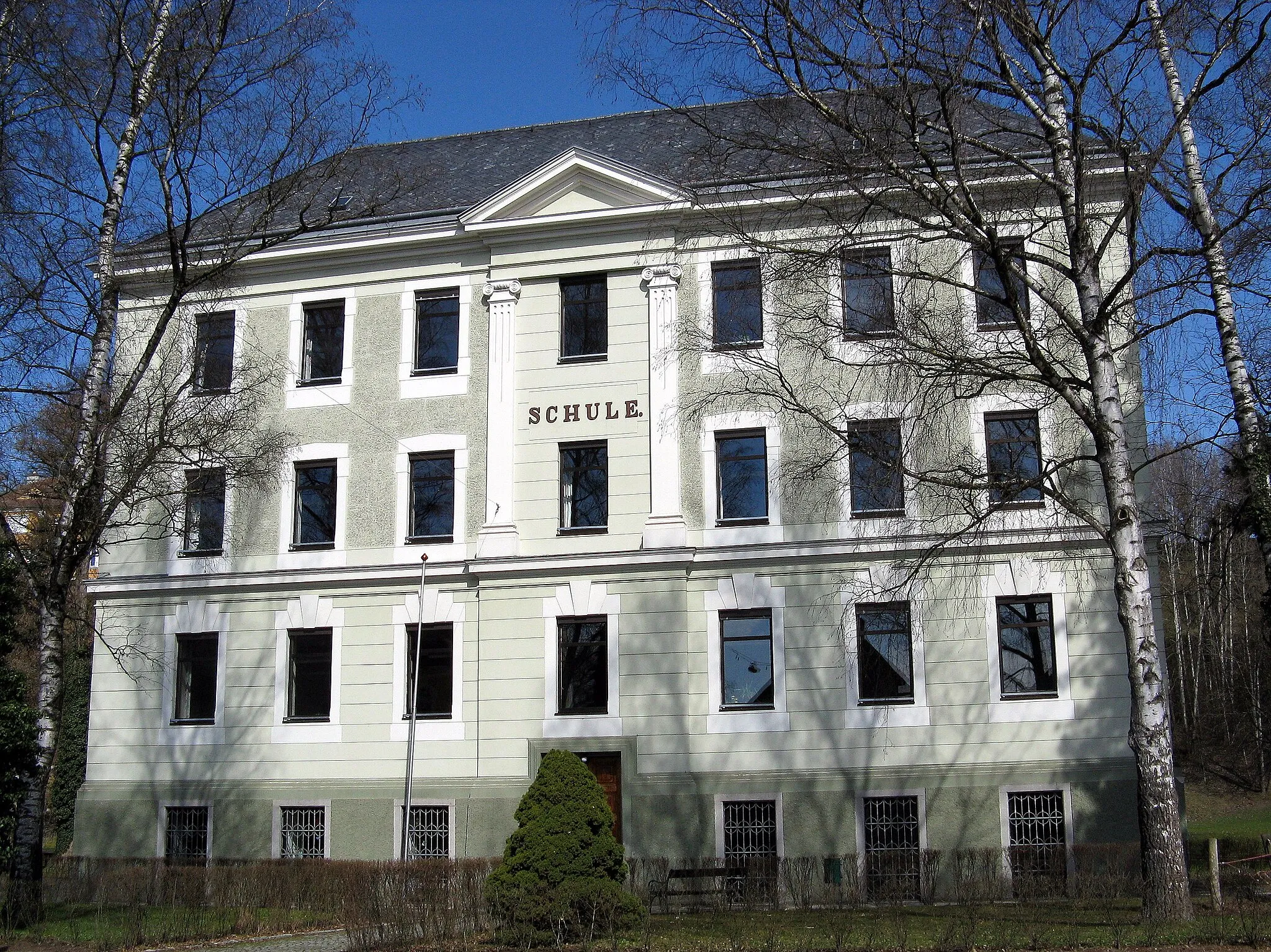 Photo showing: Alte Volksschule Perg aus 1892, saniert und als Nebengebäude der Hauptschule 1 in Verwendung. Steht als einziges noch als solches in Verwendung stehende Schulgebäude der Stadt Perg seit 2005 unter Denkmalschutz