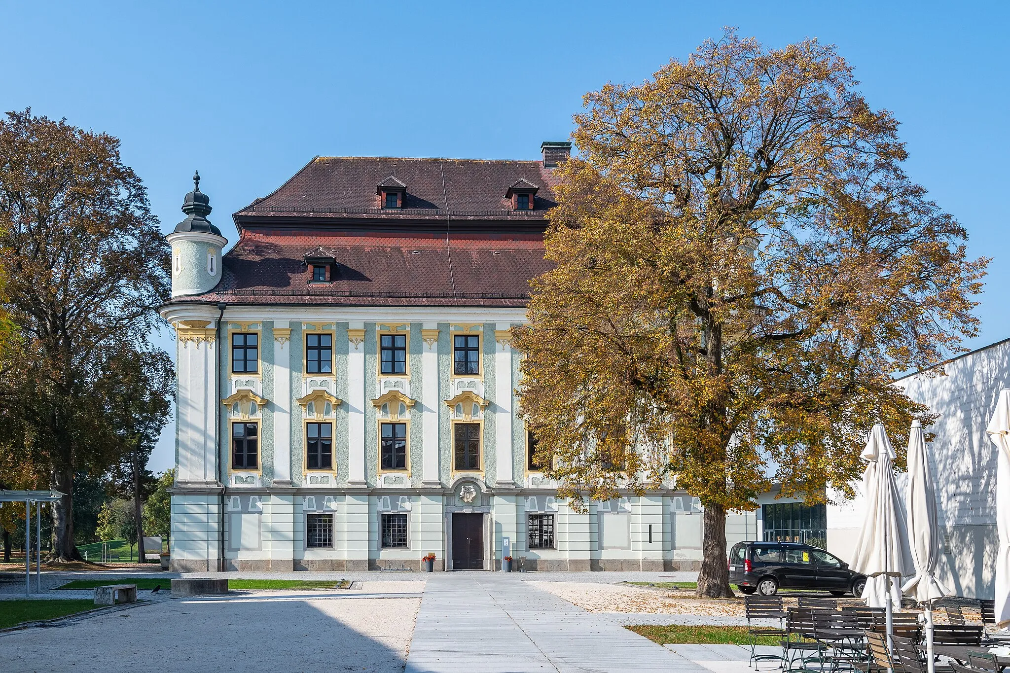 Photo showing: The stately home of castle Traun was probably erected in the second half of the 16th century in the style of the late Renaissance periode. The appearance of the front facade comes from 1725.