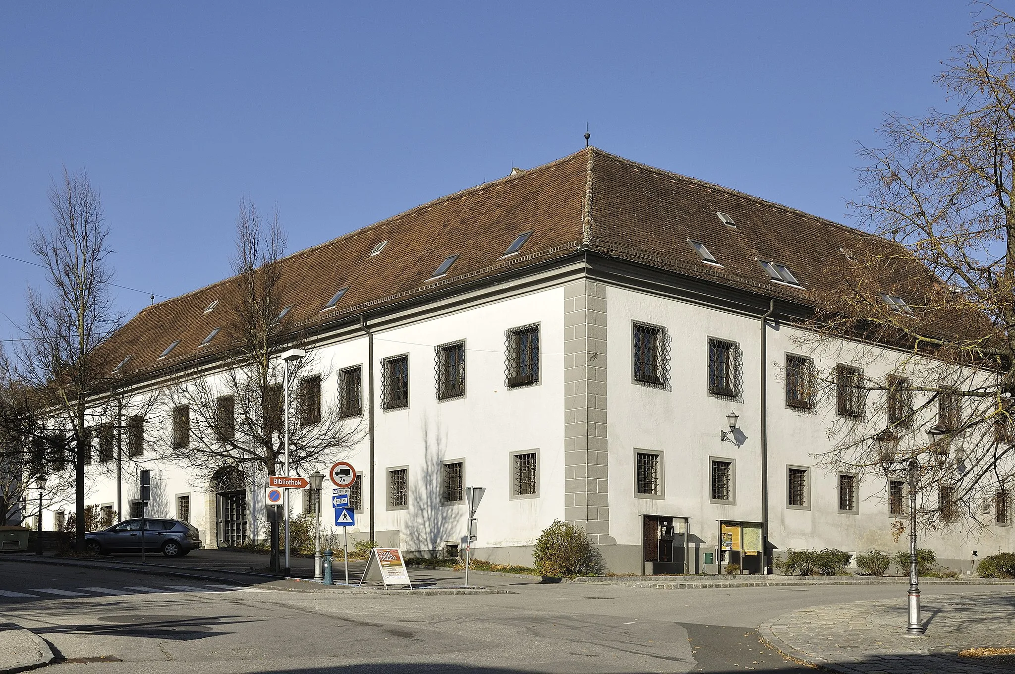 Photo showing: Das Schloß von Sierning vom Kirchenplatz aus gesehen