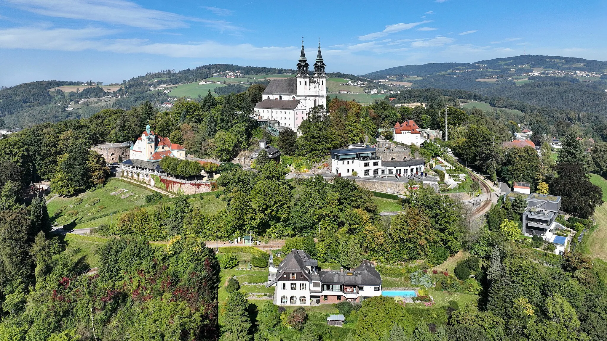 Photo showing: South-southeast view of the summit area of the Pöstlingberg in Upper Austria.