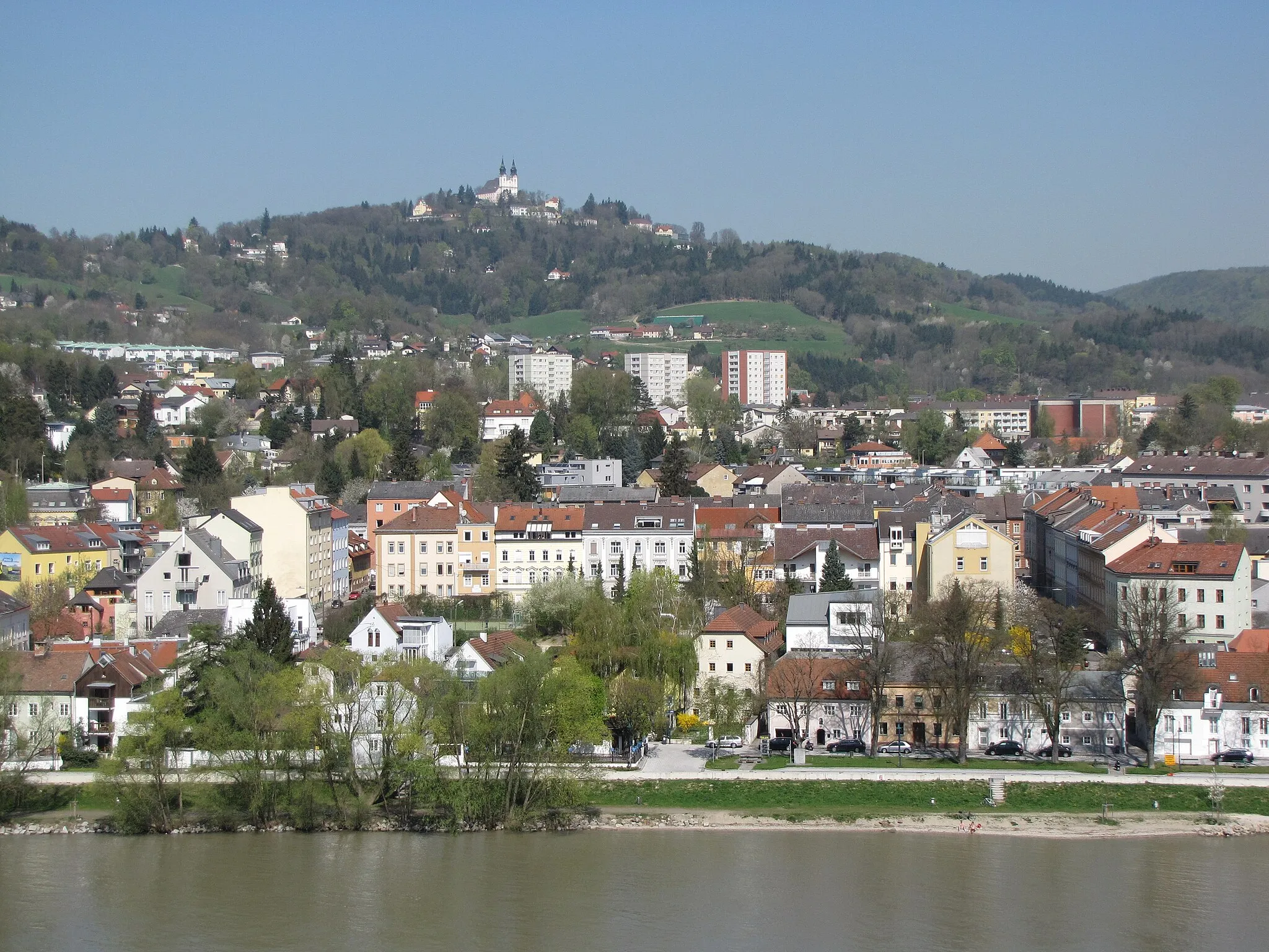 Photo showing: West part of Urfahr, Pöstlingberg in the background. View from Schloßberg Linz