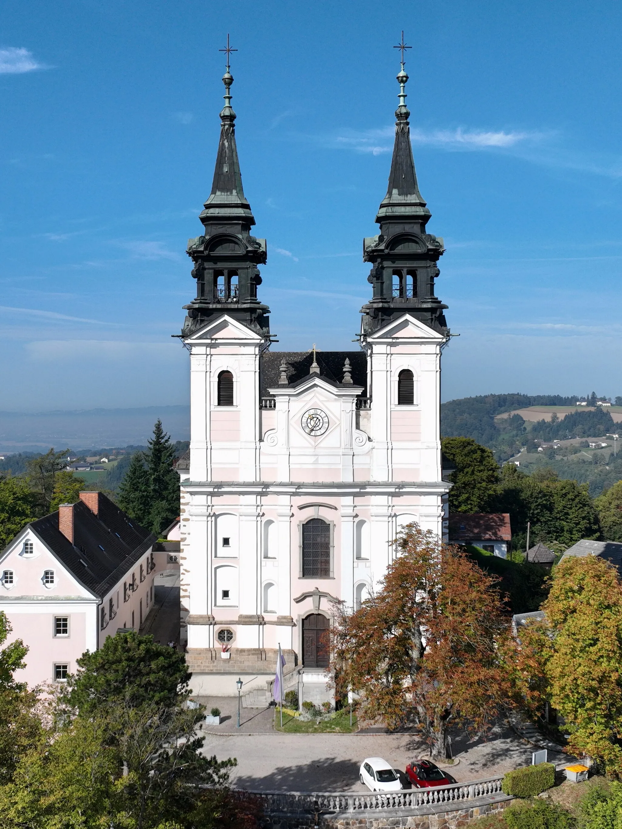 Photo showing: East view of the parish and pilgrimage church on the top of the Pöstlingberg in Linz.
