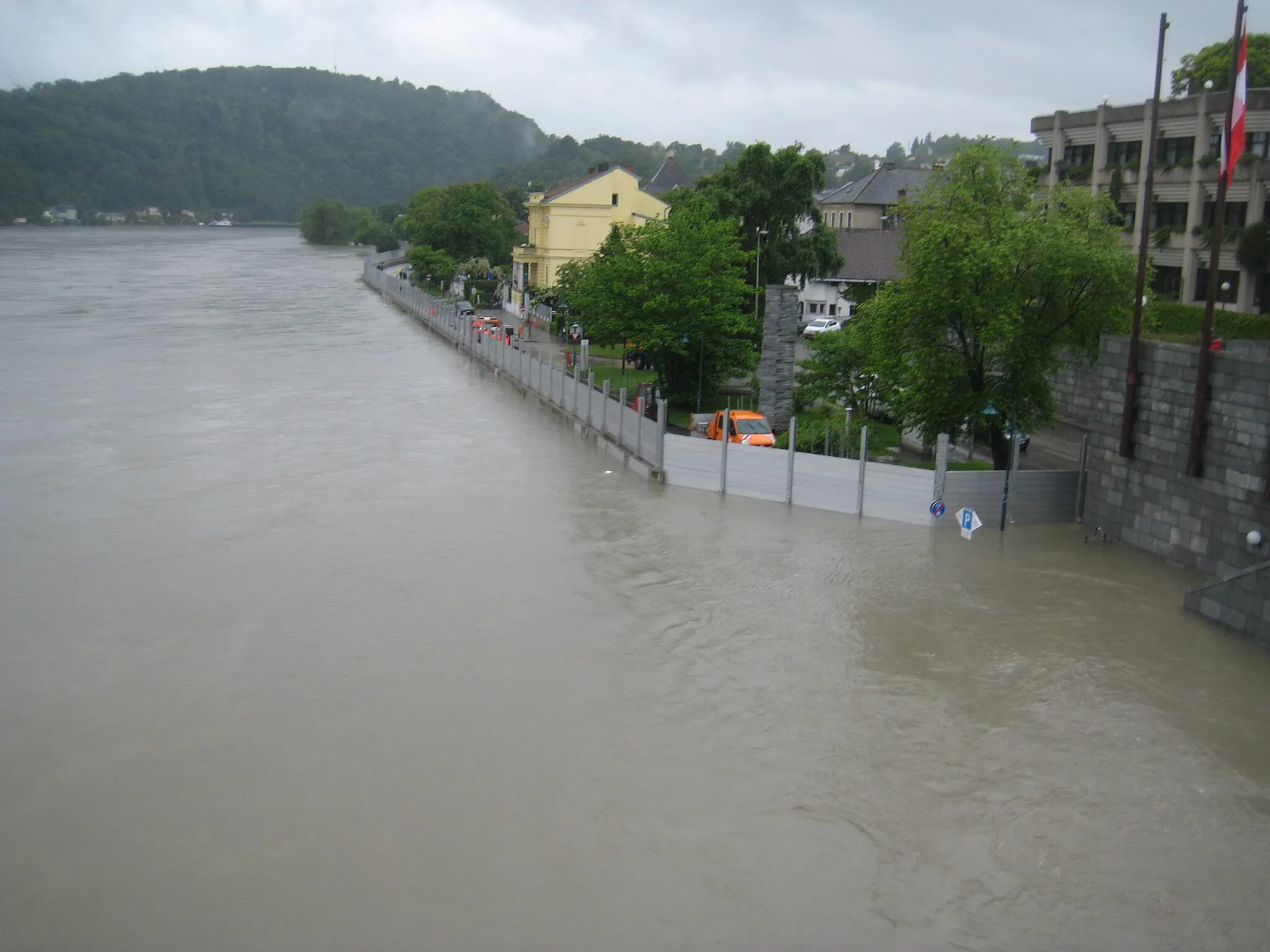 Photo showing: Hochwasser 2013 in Linz
Aufbau des mobilen Hochwasserschutzdammes Alt-Urfahr