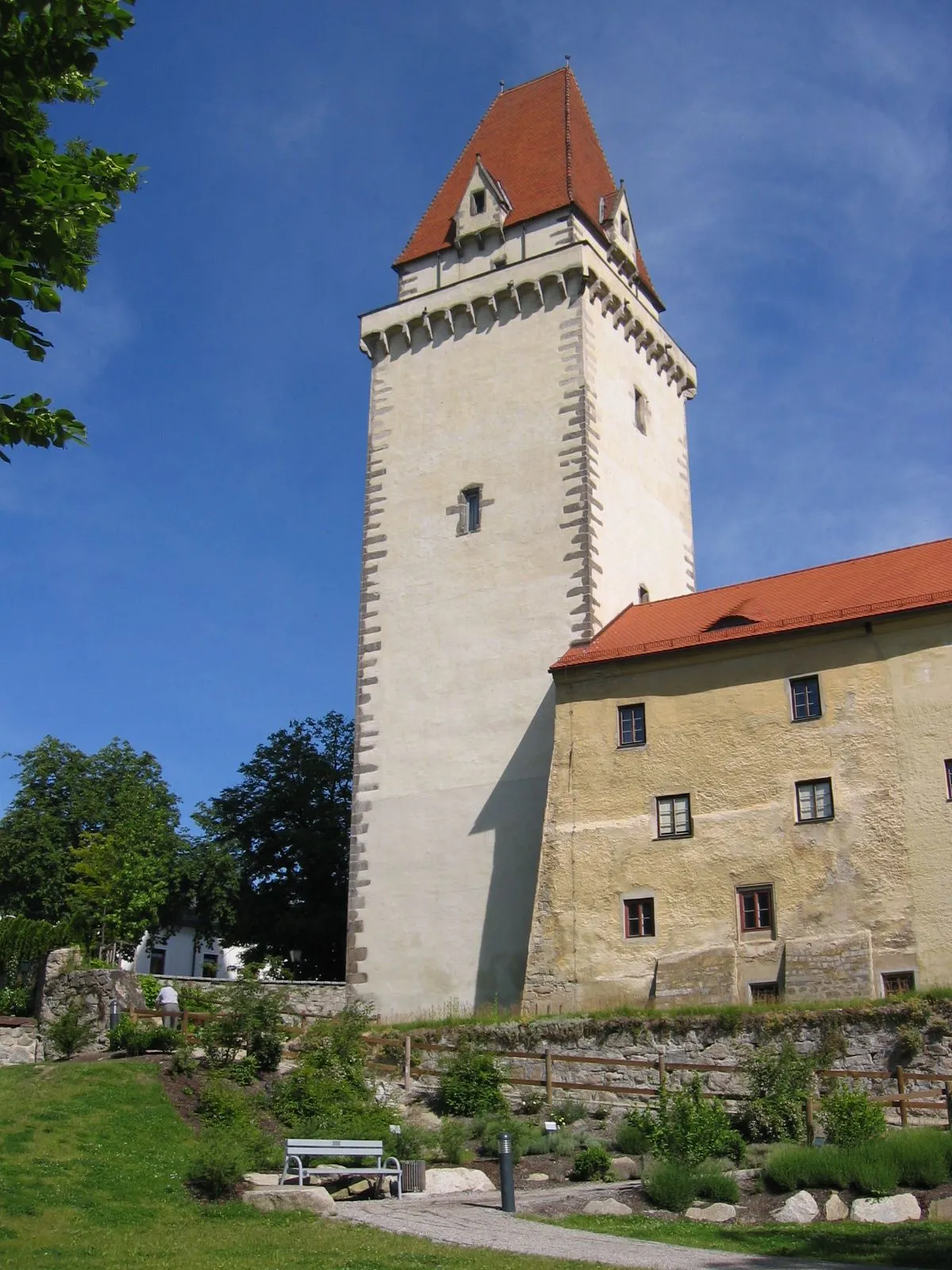Photo showing: Bergfried beim Schloss