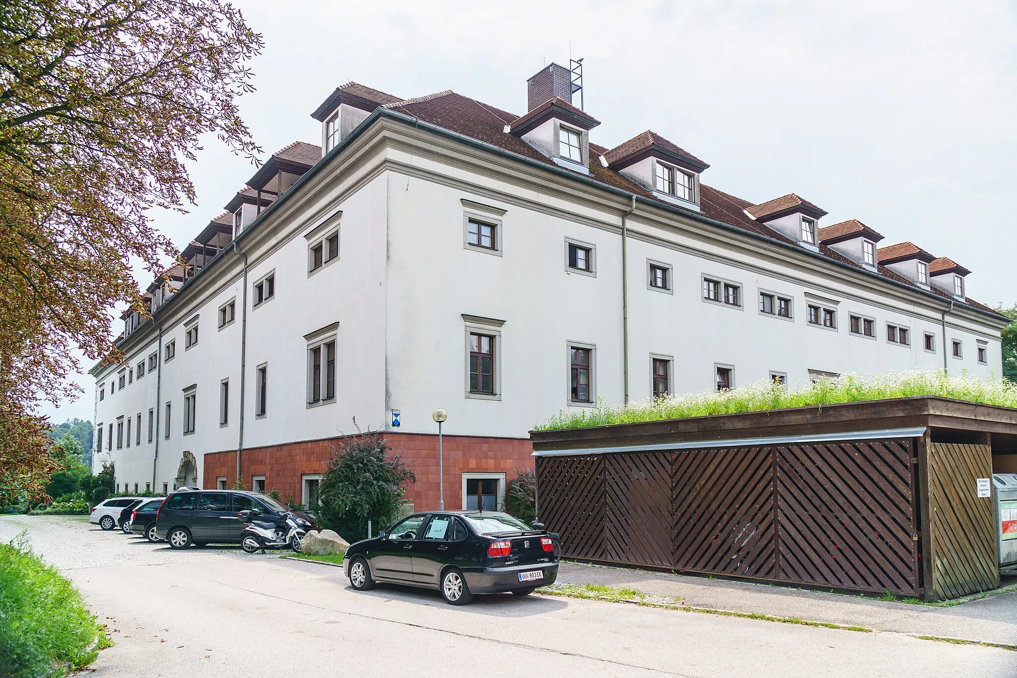 Photo showing: Schloss Puchenau, Karl-Leitl-Straße 1 in Puchenau

This media shows the protected monument with the number 17259 in Austria. (Commons, de, Wikidata)