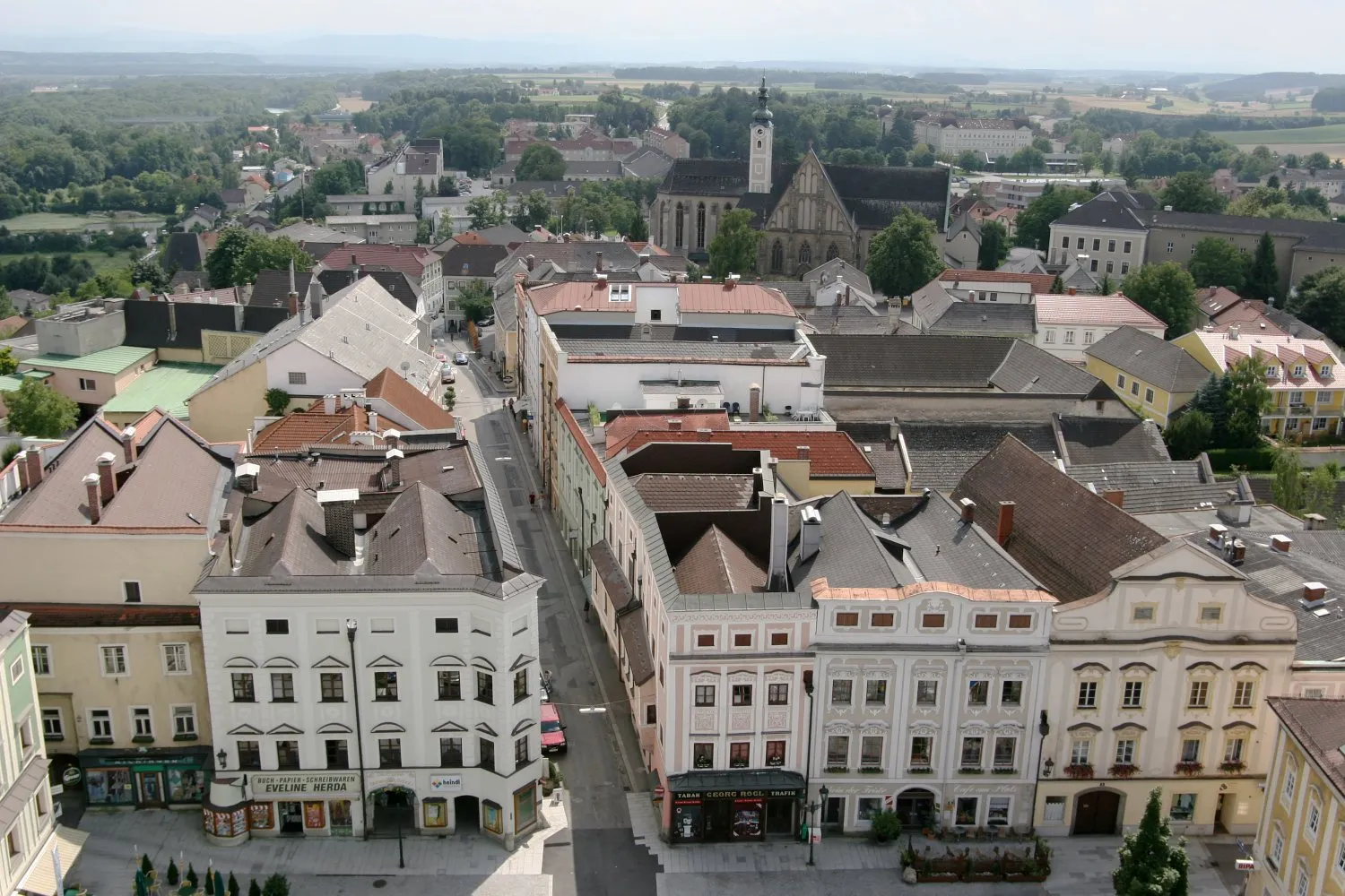 Photo showing: Description:

Southern view of Enns in Upper Austria, image taken from city tower
Historische Altstadt von Enns, Oberösterreich,  Ansicht vom Stadtturm gegen Süden own image, taken July 24, 2005
Photographer: Herbert Ortner, Vienna, Austria