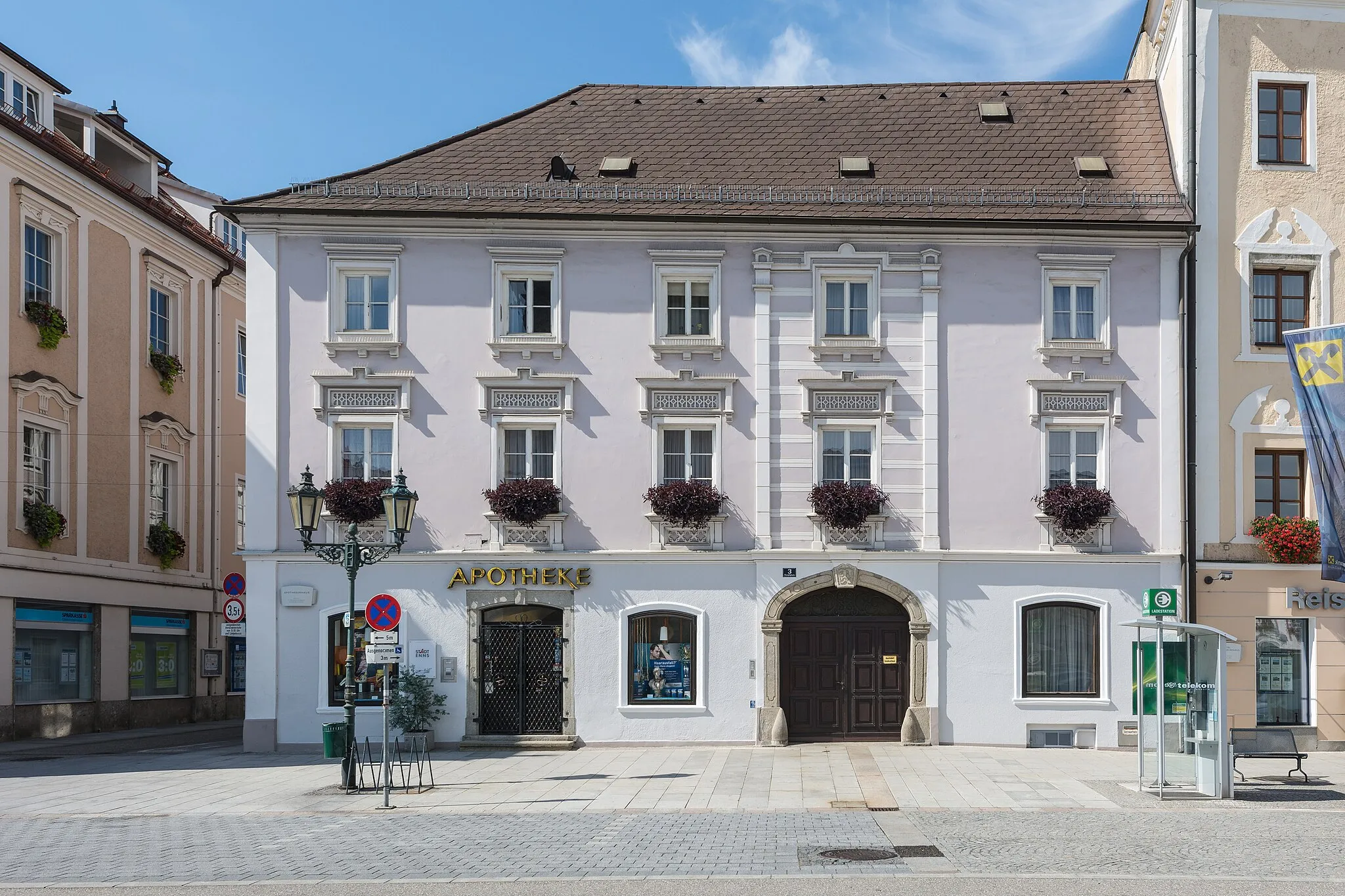 Photo showing: The house No. 3 on town square of Enns, Upper Austria, houses a pharmacy and is protected as cultural heritage monument.
