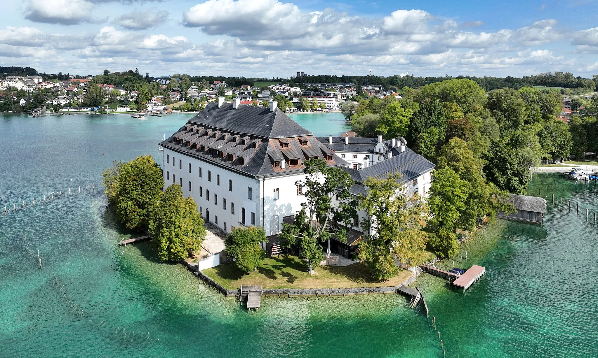 Photo showing: South-southwest view of Kammer Castle in Upper Austria.