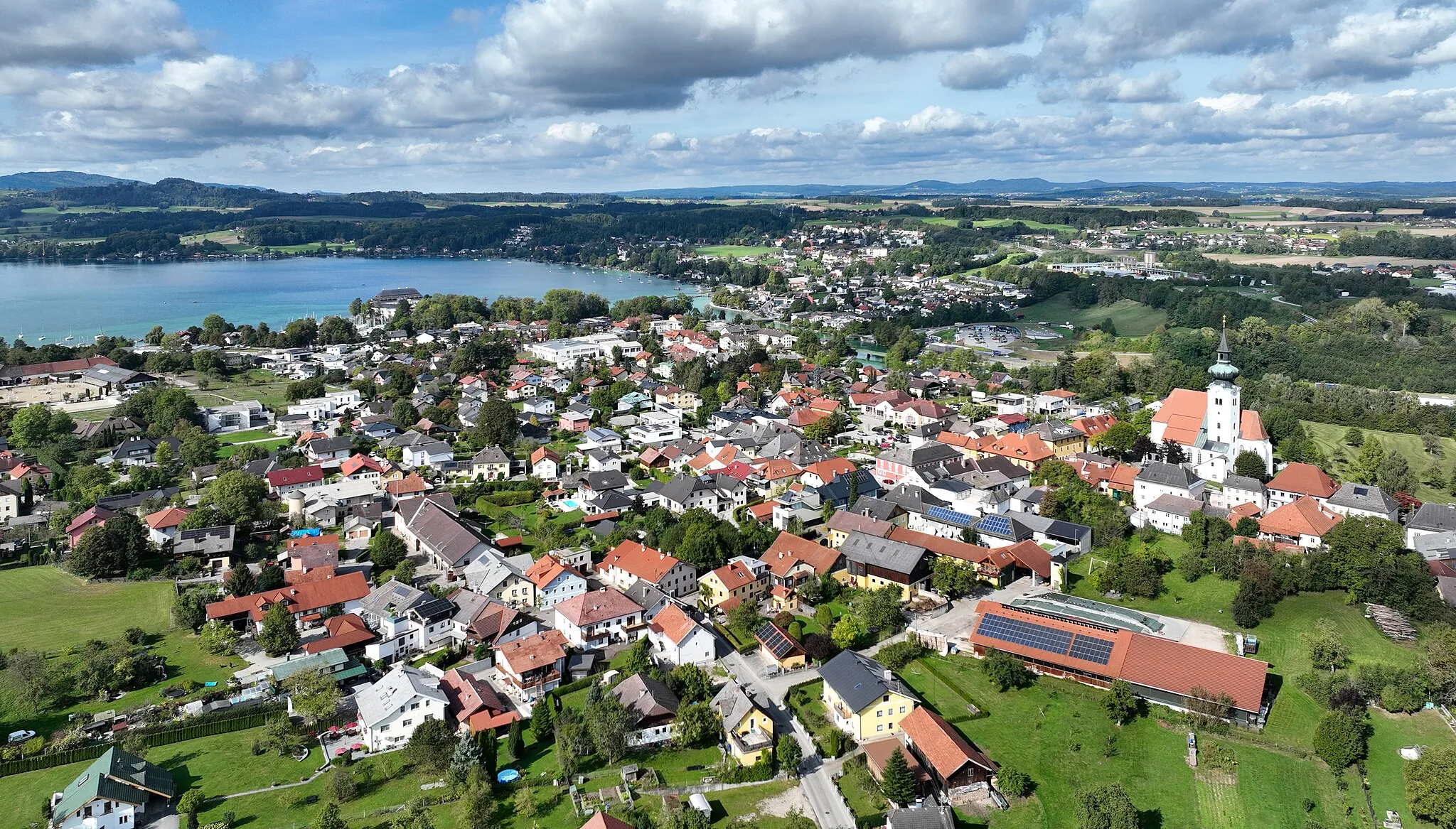 Photo showing: East-southeast view of Schörfling am Attersee in Upper Austria.