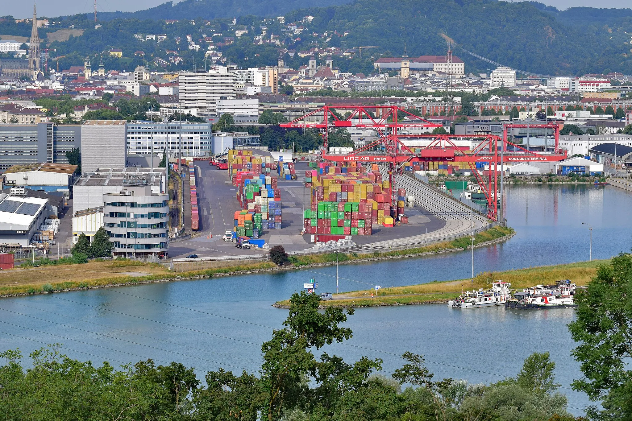 Photo showing: Blick vom Pfenningberg auf den Linzer Handelshafen mit Containerterminal