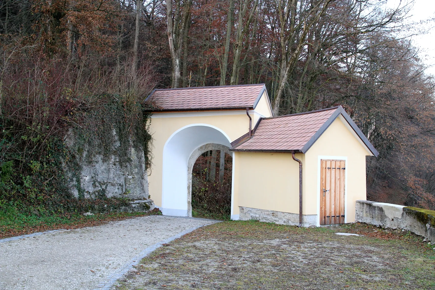 Photo showing: Die denkmalgeschützte Tor- und Friedhofsmauer bei der katholischen Filialkirche hl. Martin in der oberösterreichischen Stadt Attnang-Puchheim.