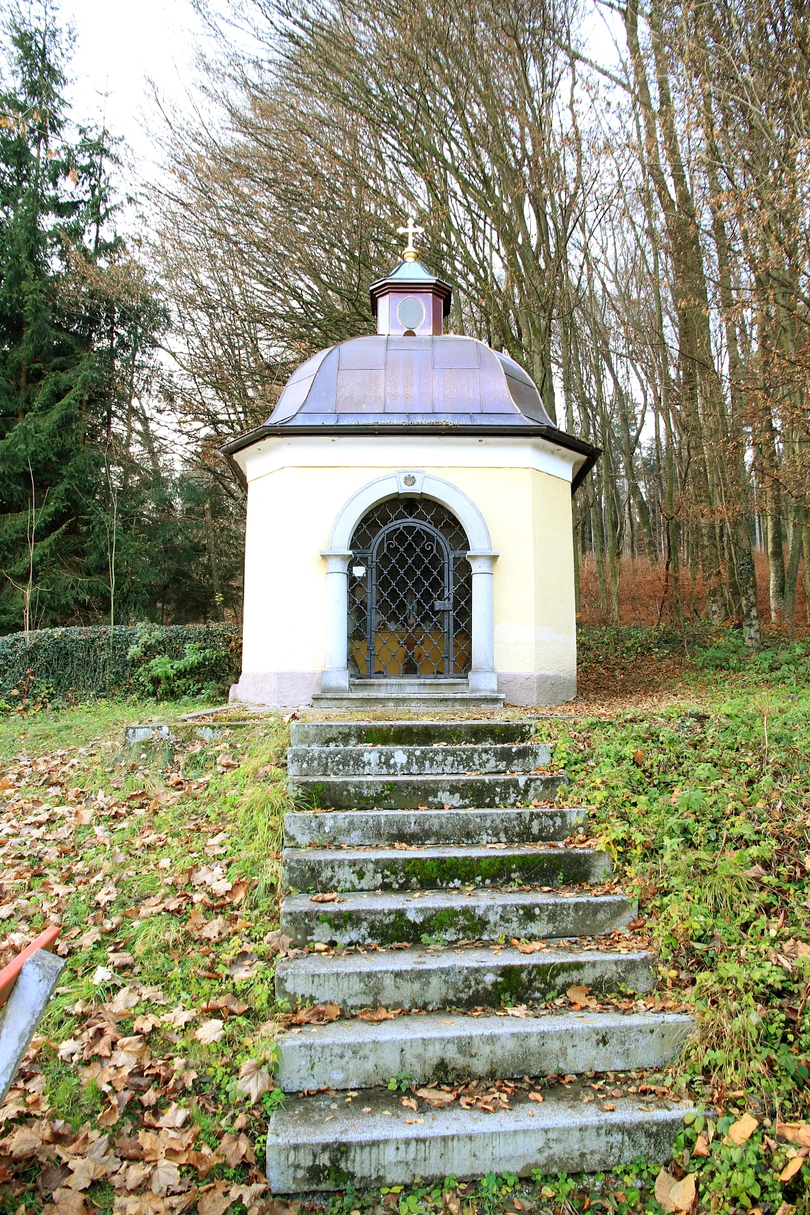 Photo showing: Die denkmalgeschützte Kapelle nächst der katholischen Filialkirche hl. Martin in der oberösterreichischen Gemeinde Attnang-Puchheim.