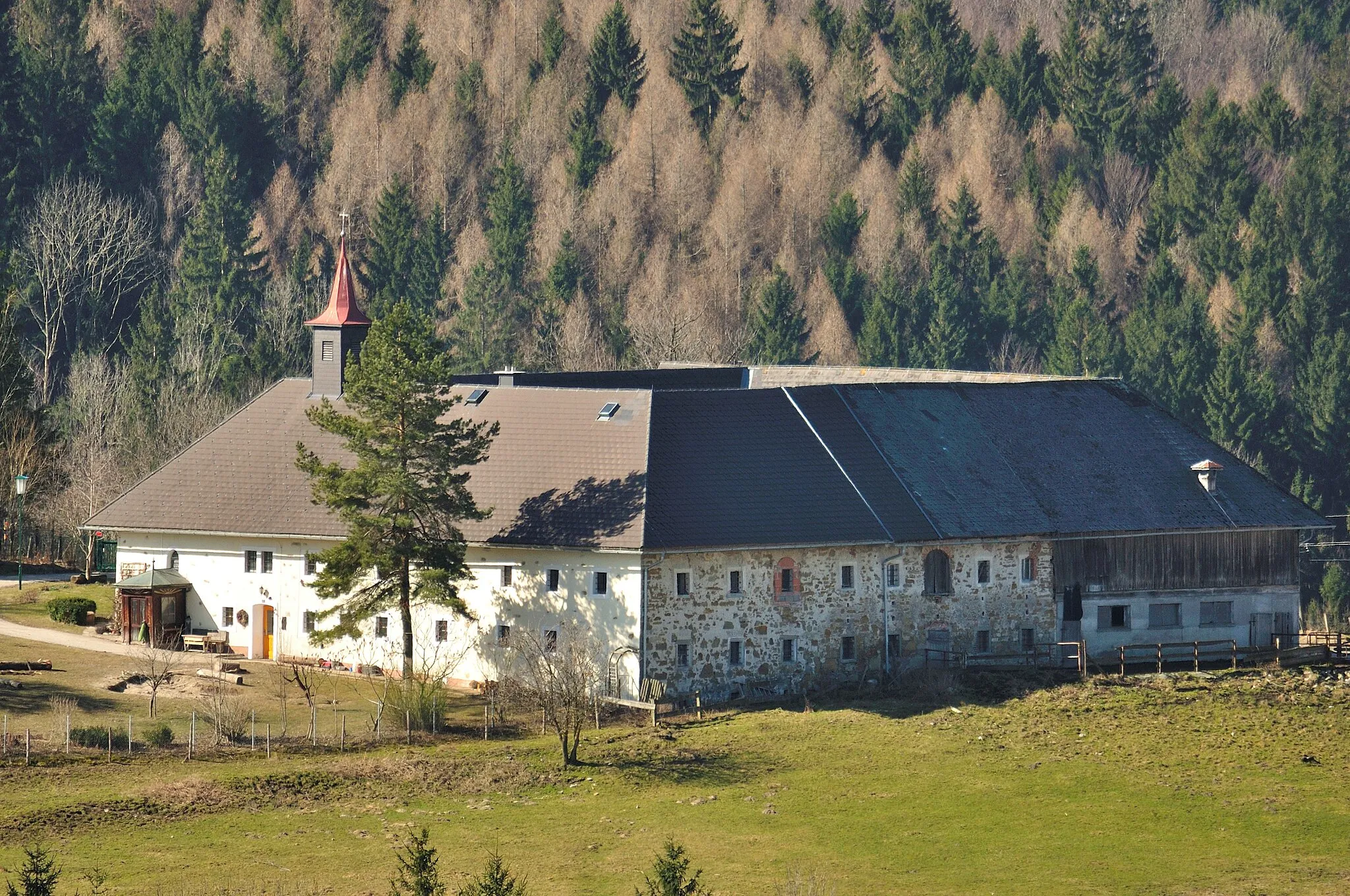 Photo showing: Das Schiefergut in Oberschlierbach mit der Schieferkapelle.