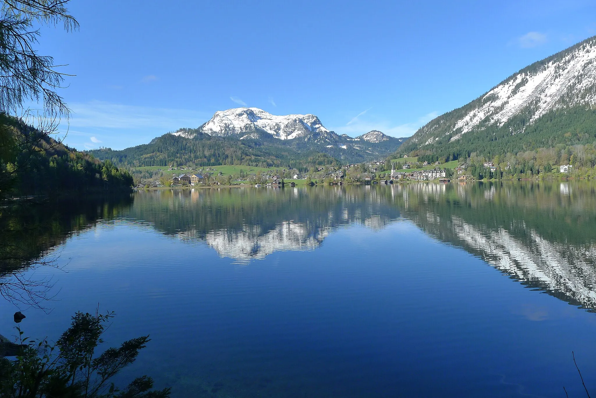 Photo showing: View to Altaussee lake with Sandling mountain in late autumn