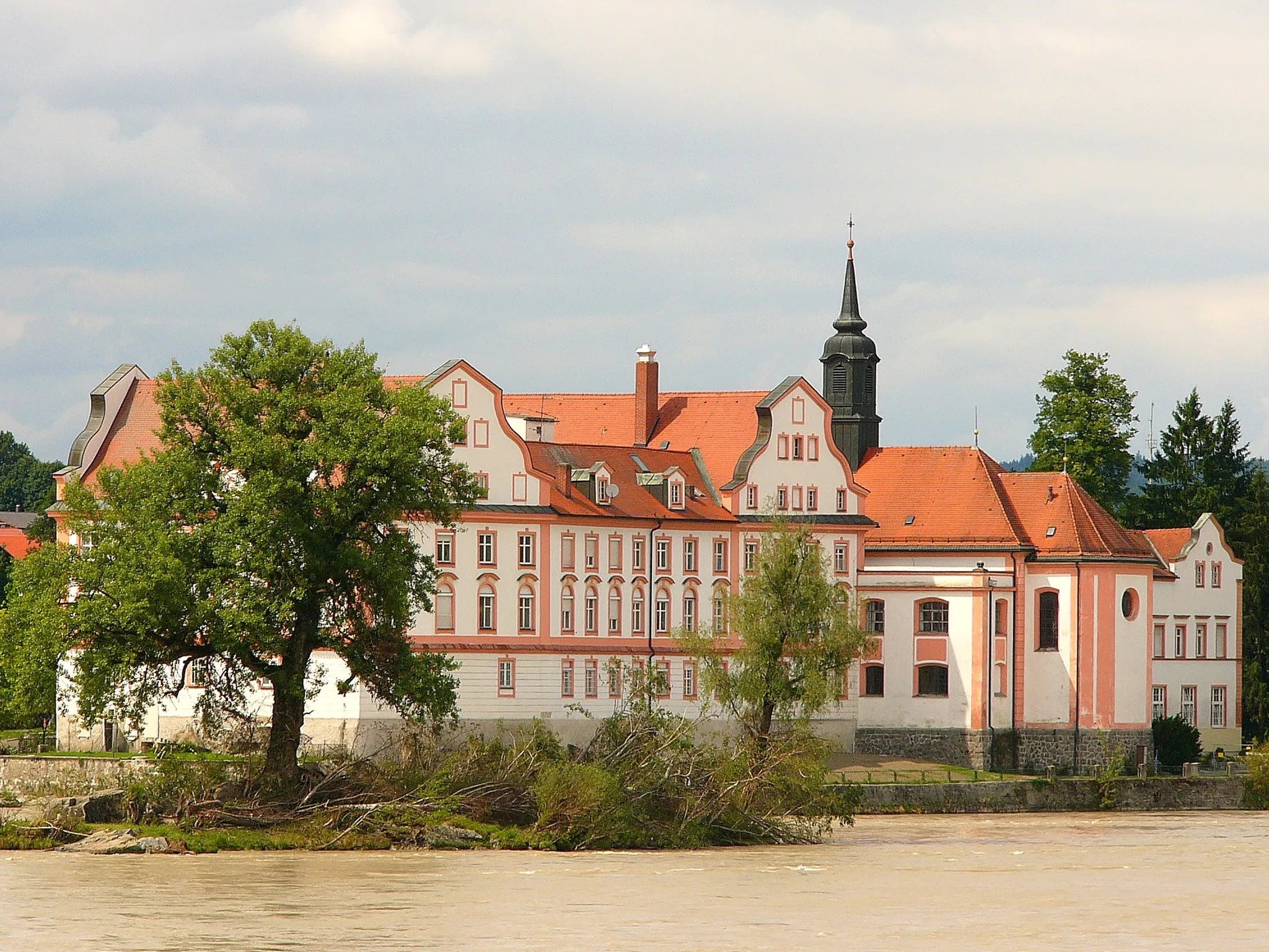 Photo showing: Schloss Neuhaus; jetzt Kloster, Vierflügelbau nach Plan Johann Michael Fischers auf Inninsel errichtet, 1750/52, Teile im Kern älter; nördlich sog. Tochterbau, kleine Vierflügelanlage im Stil des Hauptbaues, um 1889; Marmorstandbild des hl. Johannes v. Nepomuk, überlebensgroß, vor der Schlossbrücke, bez. 1739.