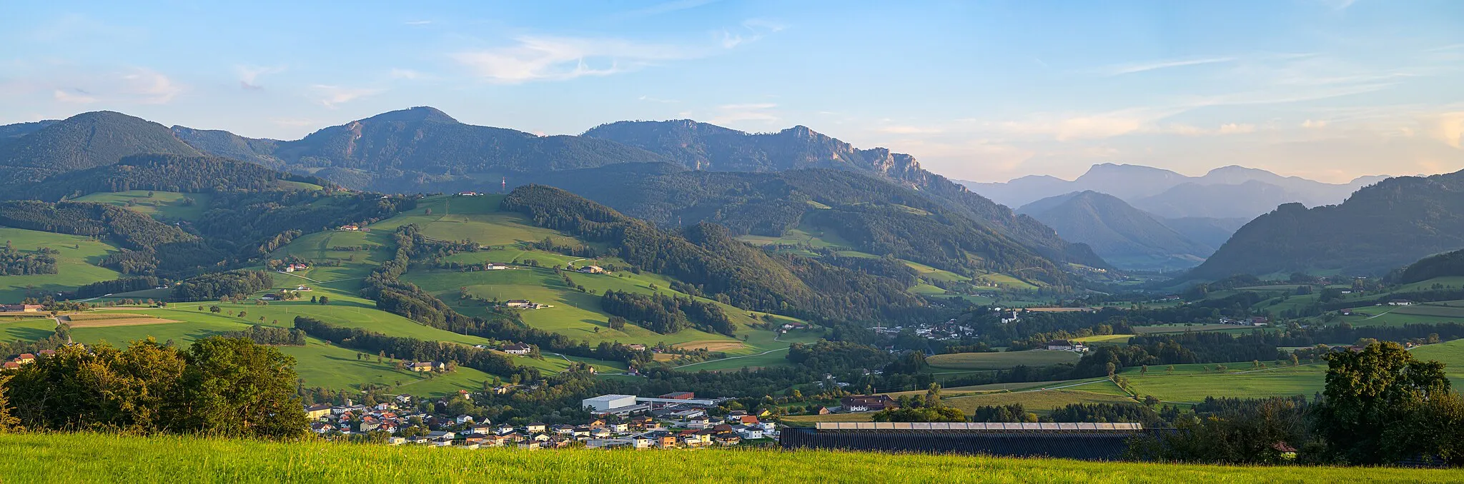 Photo showing: View into Steyr valley. On the Steinbacher side, the Steyrtal is bounded by the Reichraminger Hintergebirge with the mountains Dürres Eck, Gaisberg, Hochbuchberg and Kruckenbrettl. On the Grünburg side, the ridge of St. Nikola with the Hohen Linde (camera location) forms the end.