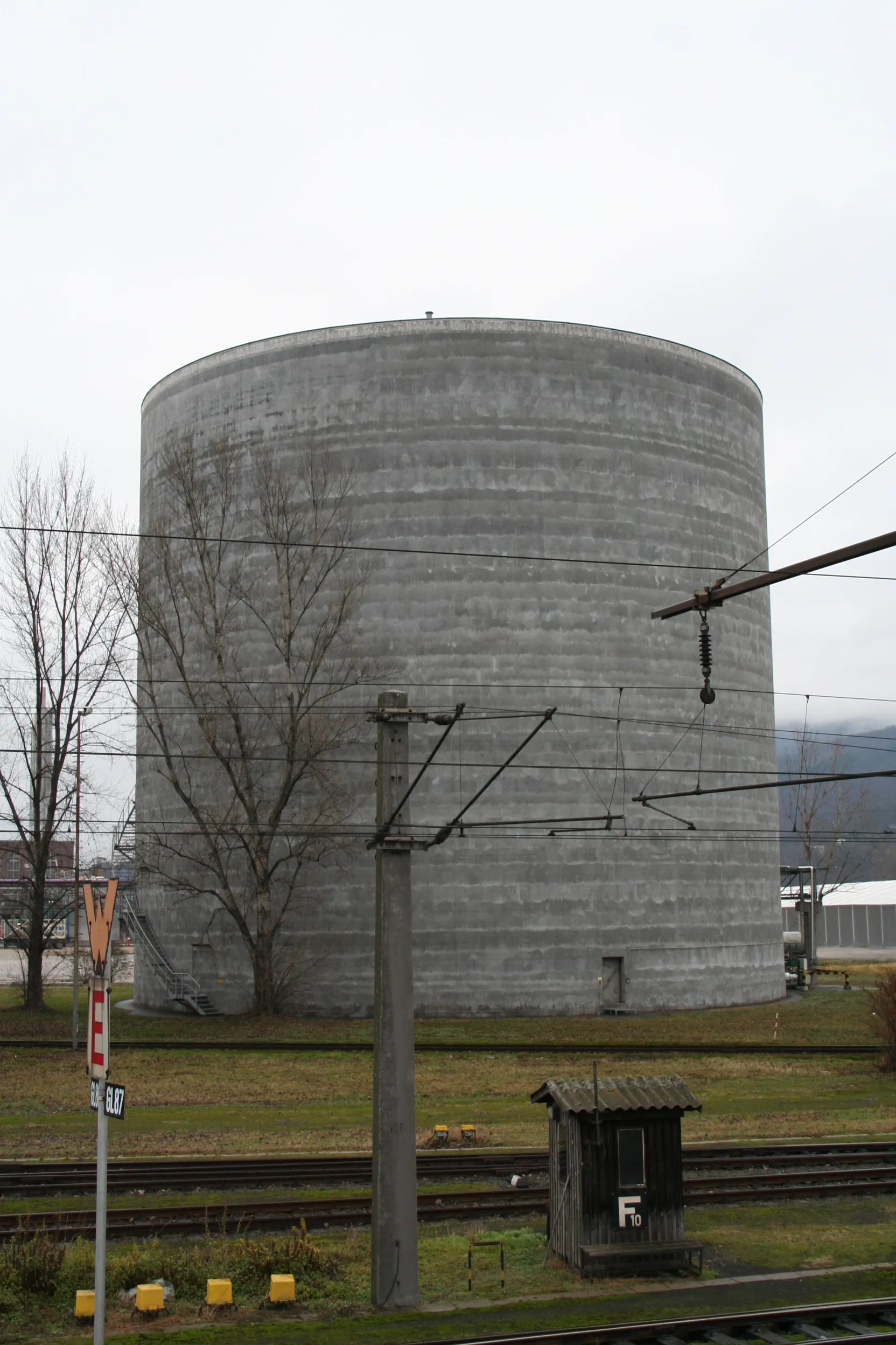 Photo showing: Ammoniac-Tank, "Chemiepark" of Linz, Austria