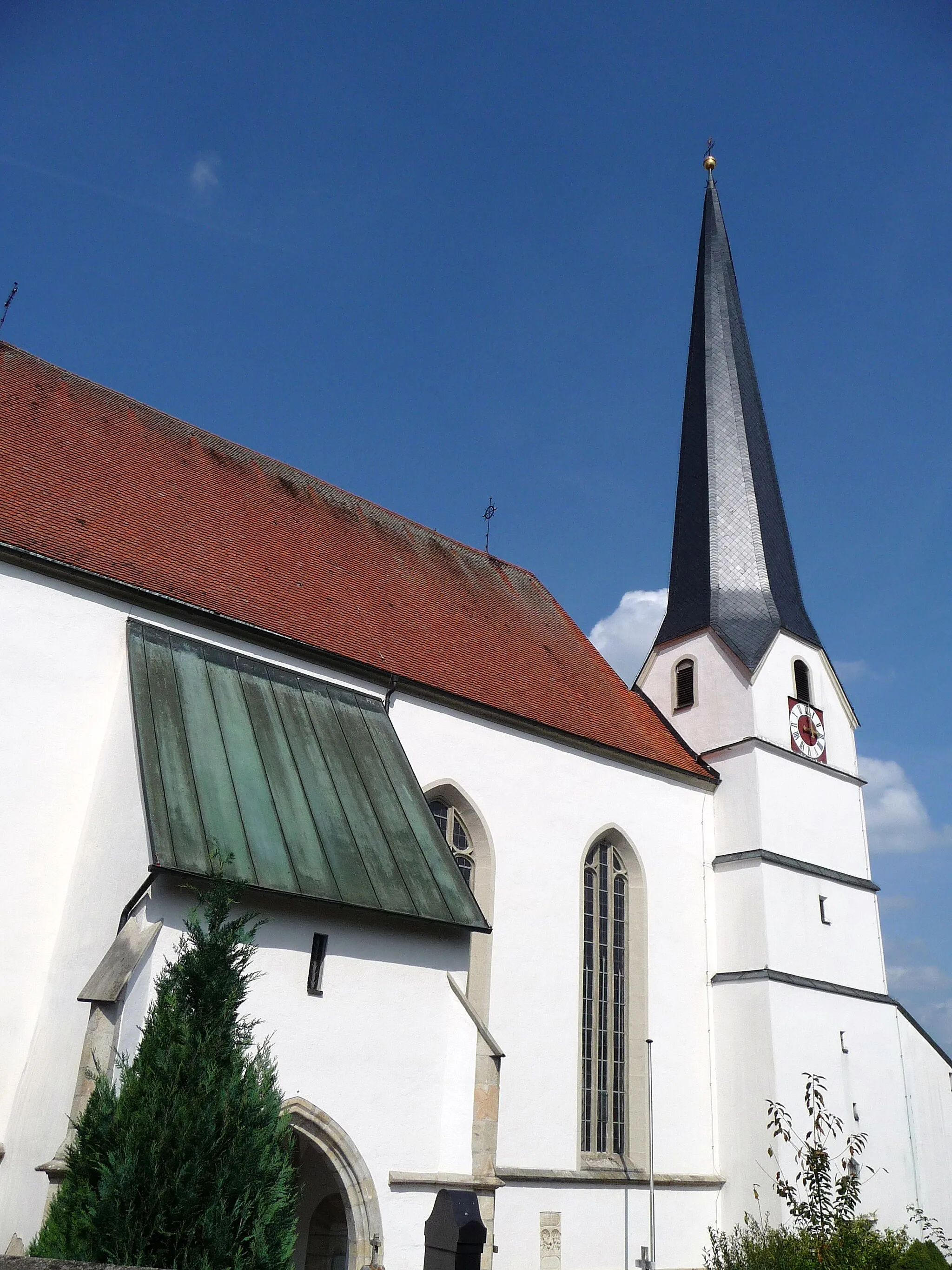 Photo showing: Die Pfarrkirche St. Johannes der Täufer in Neukirchen am Inn