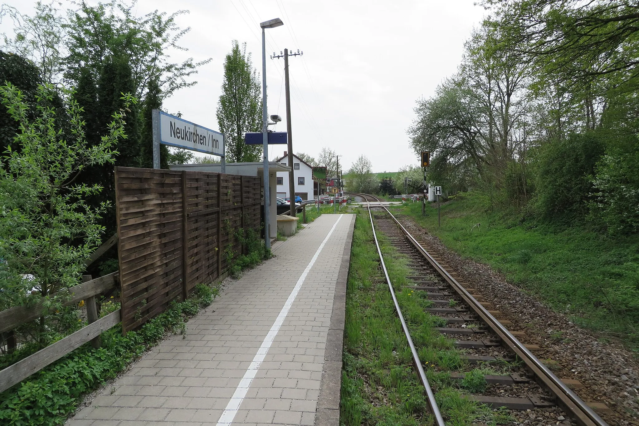 Photo showing: Haltepunkt der Bahnstrecke Passau–Neumarkt-Sankt Veit in Neukirchen am Inn