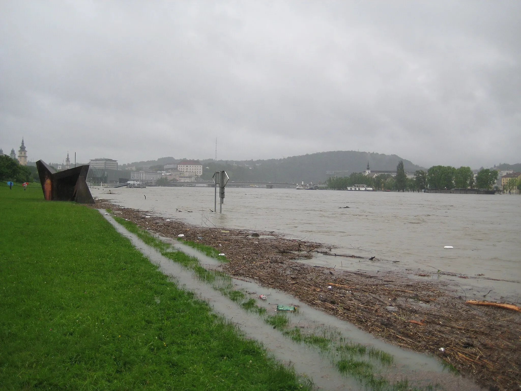 Photo showing: Hochwasser 2013 in Linz
Donaulände vor der Flutwelle