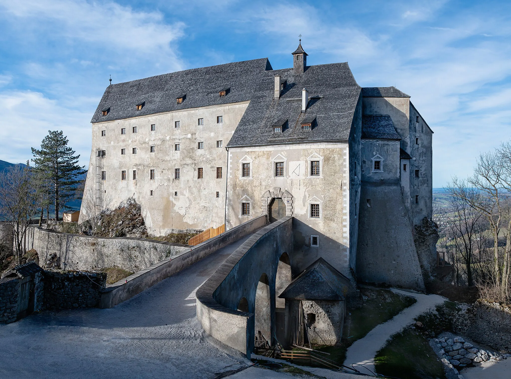 Photo showing: Altpernstein is a medieval castle in Micheldorf, Upper Austria. The erection begun around the year 1000. The surrounding area is the protected landscape lsg16 of Upper Austria.