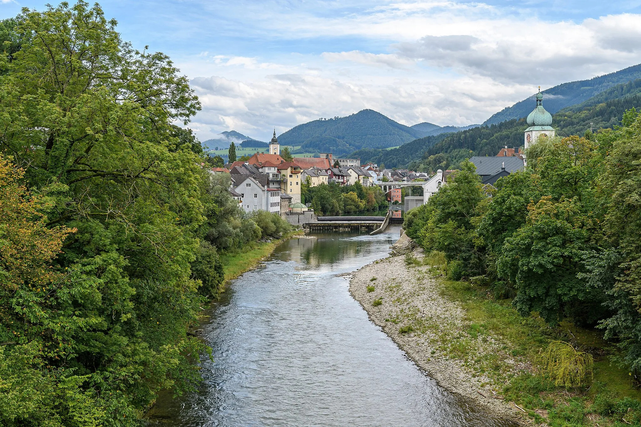 Photo showing: From the castle footbridge in Waidhofen an der Ybbs, you can see part of the old town and the Winterwehr power station with the inflatable rubber dam.