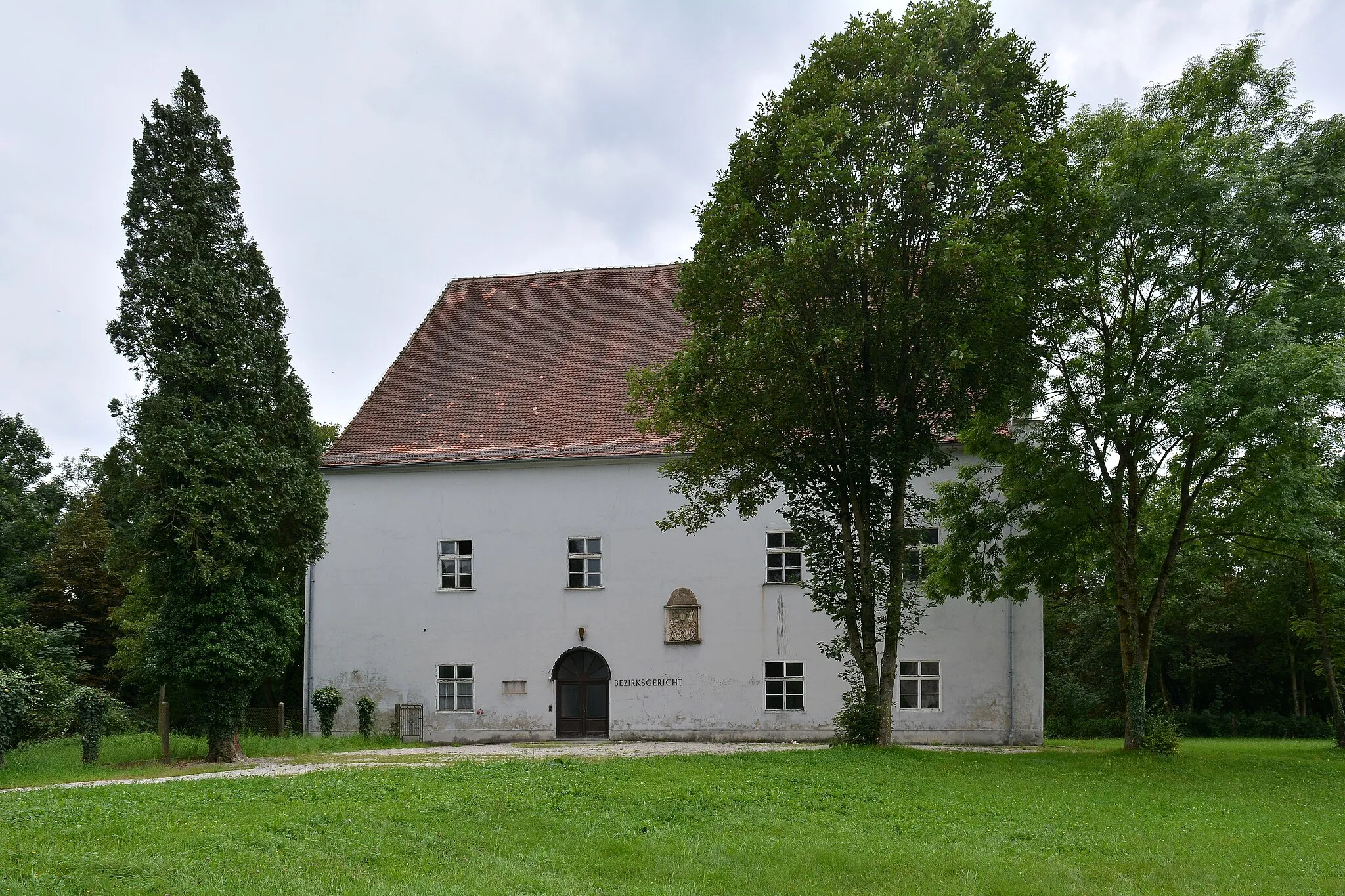 Photo showing: Bezirksgericht (ehem. Schloss), Wohnhaus, Schüttkasten / Stall